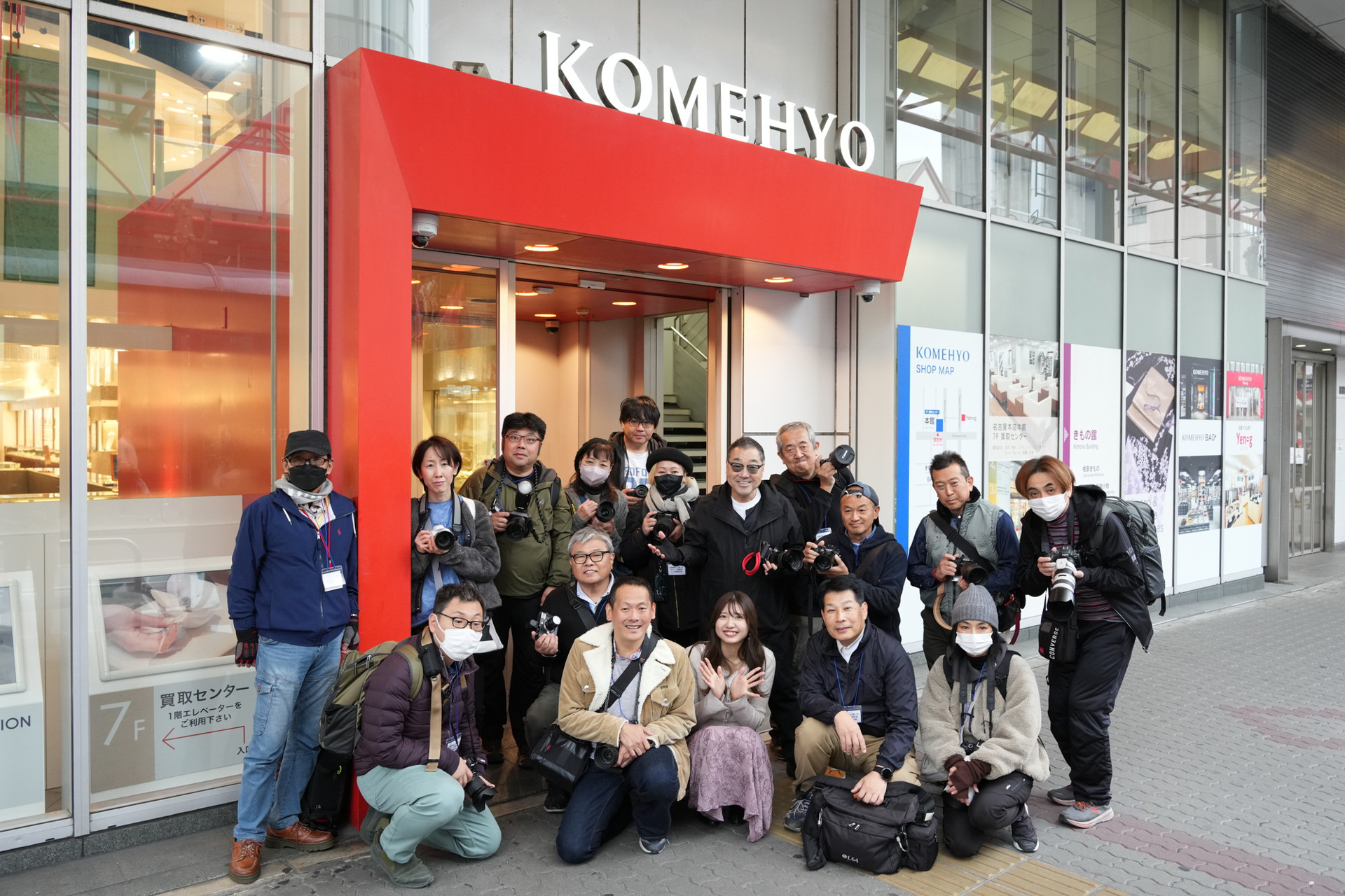 参加者のみなさん、モデルの加藤凪海ちゃんとKOMEHYO前で記念写真