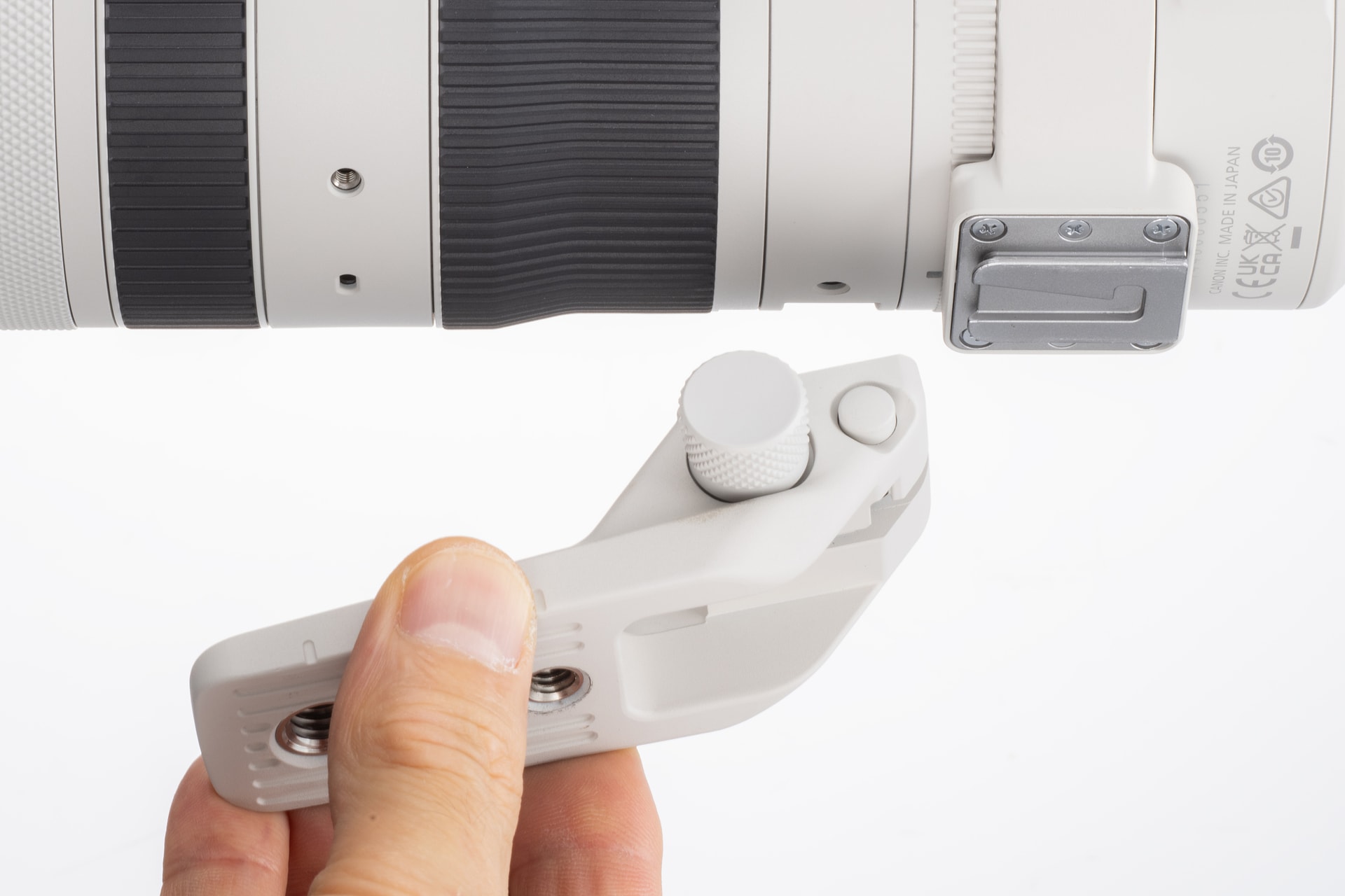 三脚座はダイヤルを緩めてロックボタンを押しながらスライドさせるだけで着脱できる。簡単に取り外せることで、三脚未使用時にじゃまにならず、撮影シーンごとに使い分けがしやすい