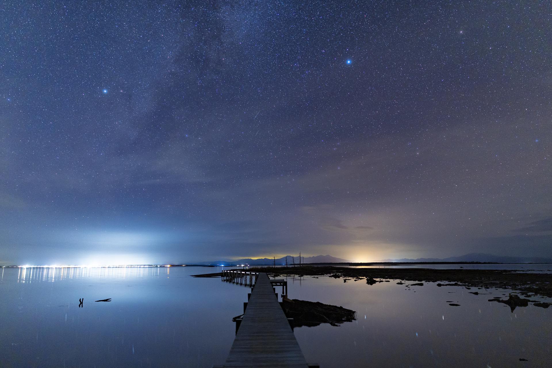 北海道の東の果てに存在するトドワラの木道。開放F1.4による撮影でも周辺までシャープな仕上がりで、星がゆがむことなくしっかりと表現されている<br><span class="fnt-85">キヤノン EOS R5 Mark II／RF24mm F1.4 L VCM／24mm／マニュアル露出（F1.4、13秒）／ISO 2500／WB：オート</span>
