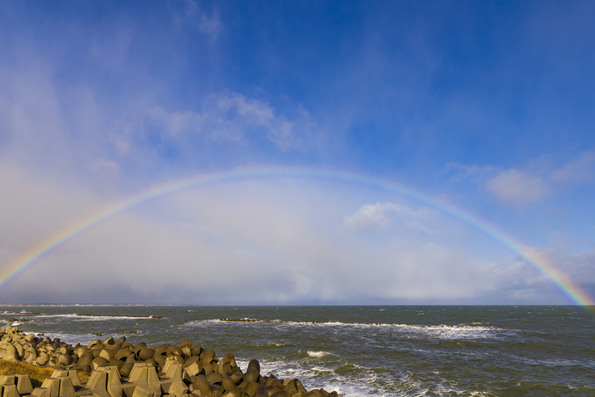 吹雪の後に突然の晴れ間。描き出された虹のアーチを捉えるため慌てて車から飛び出し、全体が入る場所まですぐに移動して撮影。小型・軽量設計の利点が生かされた瞬間だった<br><span class="fnt-85">キヤノン EOS R5 Mark II／RF24mm F1.4 L VCM／24mm／マニュアル露出（F9、1/640秒）／ISO 125／WB：オート</span>