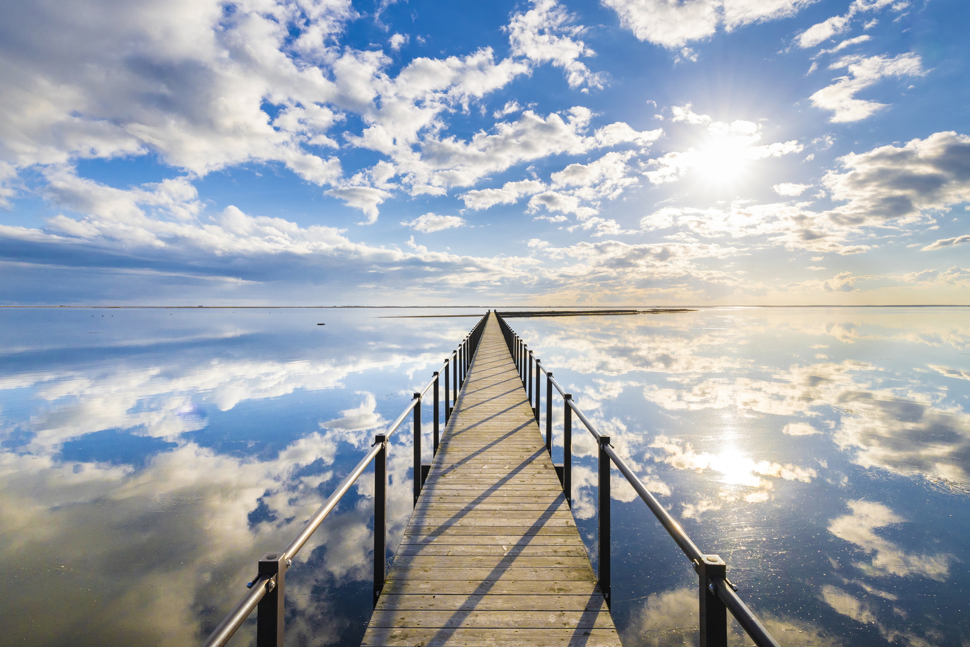 北海道の東の果てにある野付半島に美しい鏡面の海が隠されていた。RF24mm F1.4 L VCMは快適に手持ち撮影できる小型・軽量設計に加え、四隅まで繊細に表現される描写力も素晴らしい<br><span class="fnt-85">キヤノン EOS R5 Mark II／RF24mm F1.4 L VCM／24mm／マニュアル露出（F9、1/2,000秒）／ISO 500／WB：オート</span>