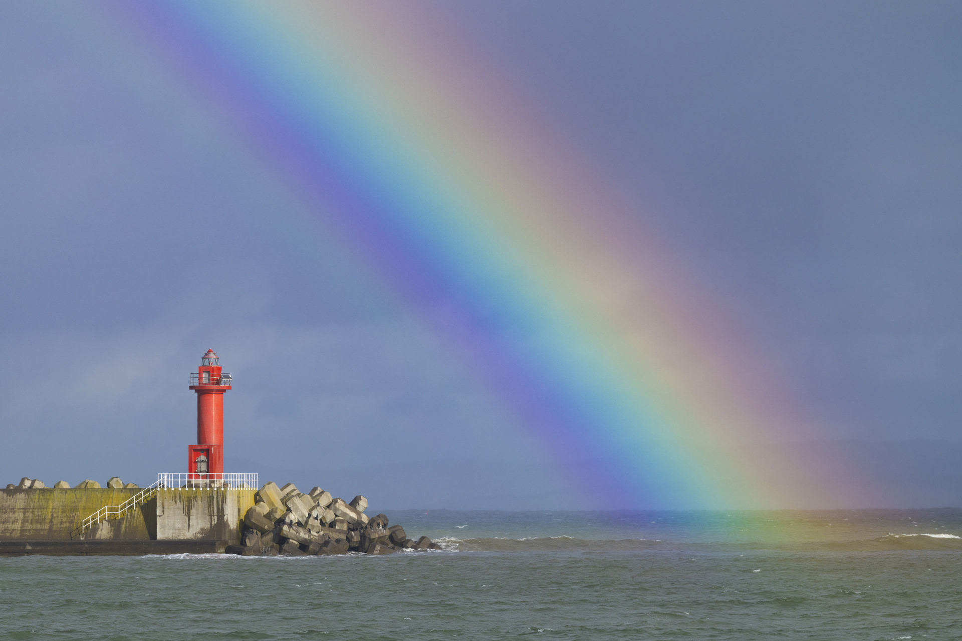 秋から冬へと移行する季節の変わり目は、天気の移り変わりも激しい。みぞれ混じりの雨の後に顔をのぞかせた太陽が作り出した虹。エクステンダーを使い280mmでクローズアップすると、虹の根元までもくっきりと描写できた<br><span class="fnt-85">キヤノン EOS R5 Mark II／RF70-200mm F2.8 L IS USM Z+EXTENDER RF1.4x／280mm／マニュアル露出（F11、1/400秒）／ISO 200／WB：オート</span>