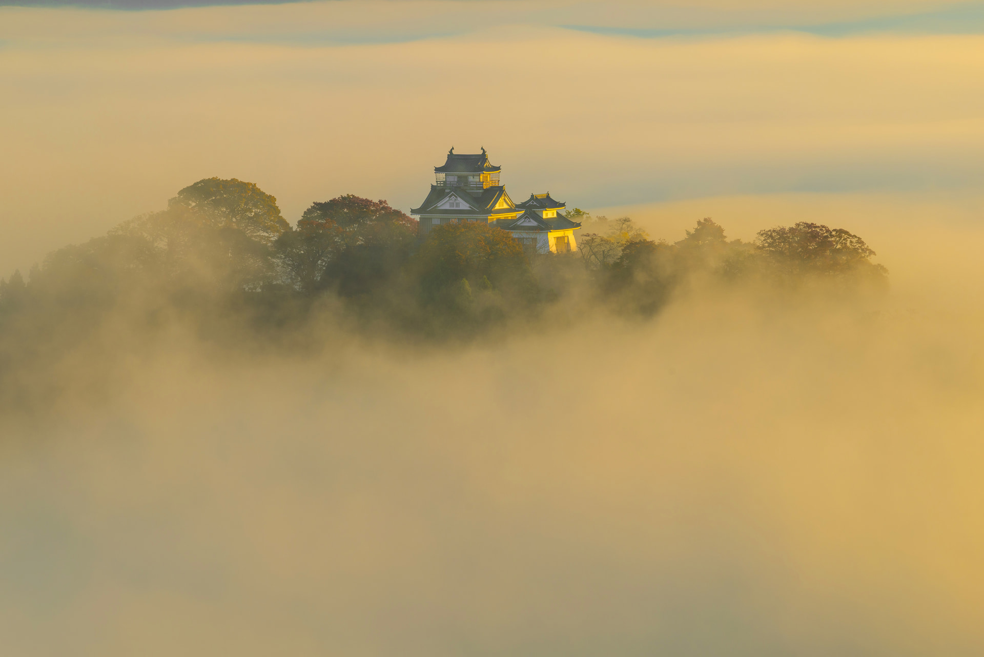 天空の城として有名な越前大野城。この日は、そんな呼び名にふさわしい幻想的な雲海に包まれていた。ボケの風合いだけでなく、刻一刻と変化する雲海の質感など絞り込んだときの描写力の高さにも注目したい<br><span class="fnt-85">キヤノン EOS R5 Mark II／RF70-200mm F2.8 L IS USM Z／200mm／マニュアル露出（F10、1/25秒）／ISO 50／WB：オート</span>