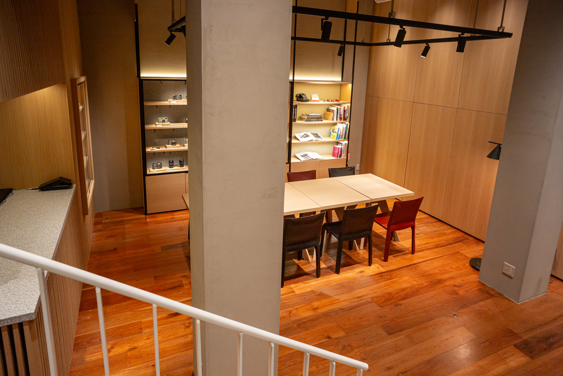 ライカ表参道店の地下1階。オープン時からPre-Owned向けに設計された空間だ