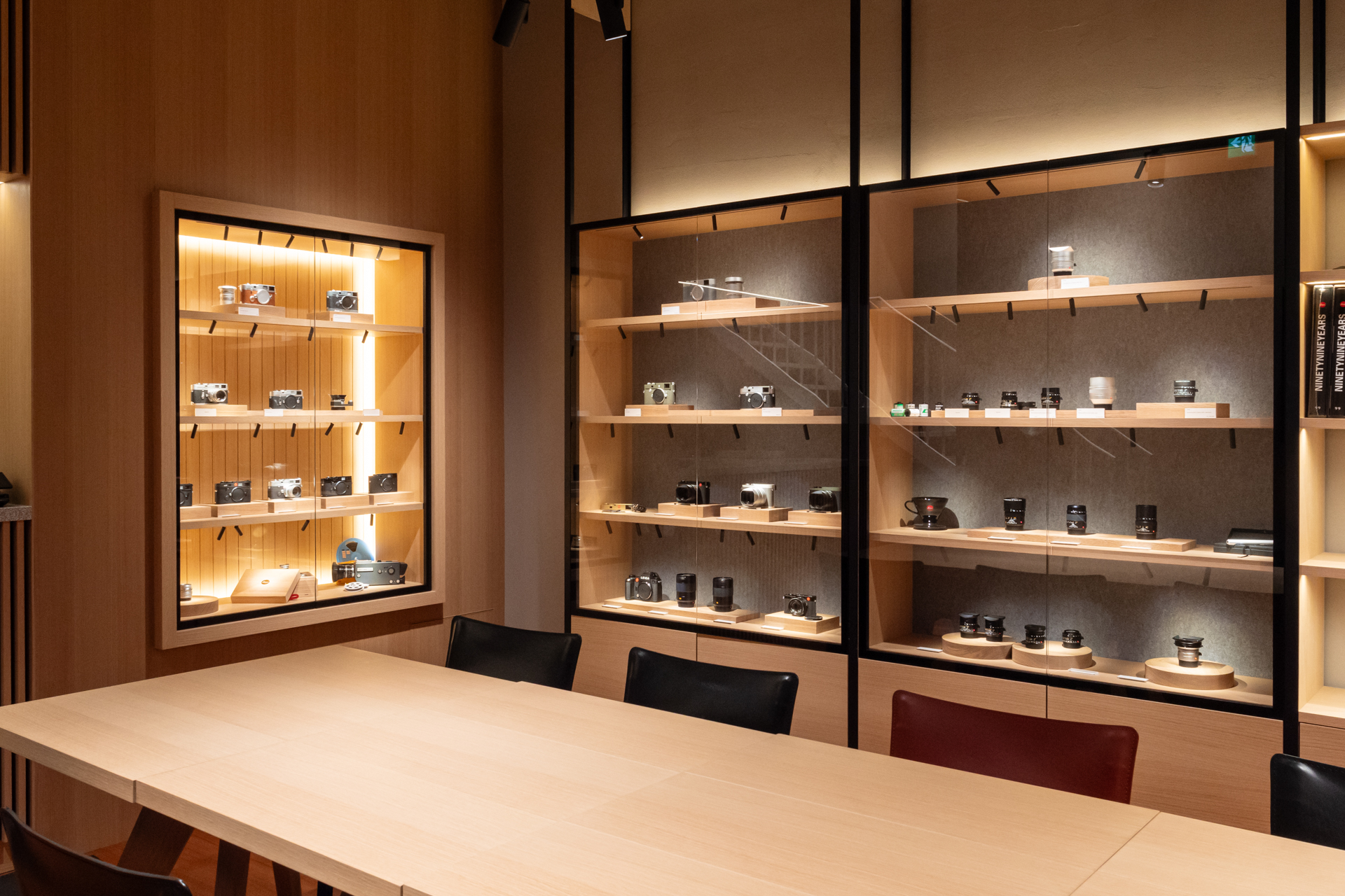 地下1階のショーケース。右側のショーケースにPre-Ownedが並び、左側には非売品を含む珍しいモデルも