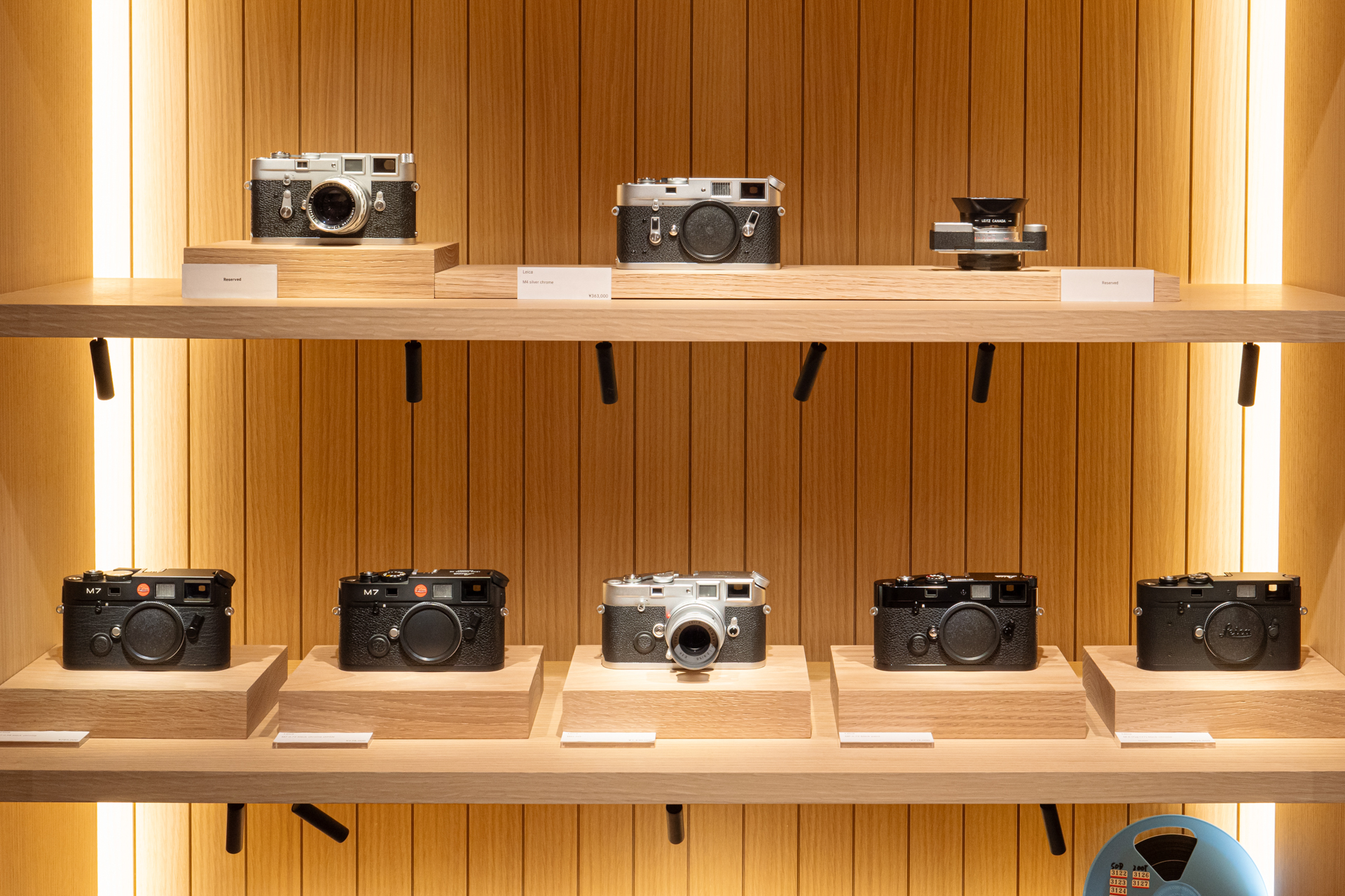 フィルムライカも並ぶ。すでに商談中のライカM3（左上）、M型で唯一のAE機ライカM7（左下の2台）、2014年に登場したライカM-A（右下）など。遠くから見ればどれも似ているが、発売年には半世紀以上の開きがある