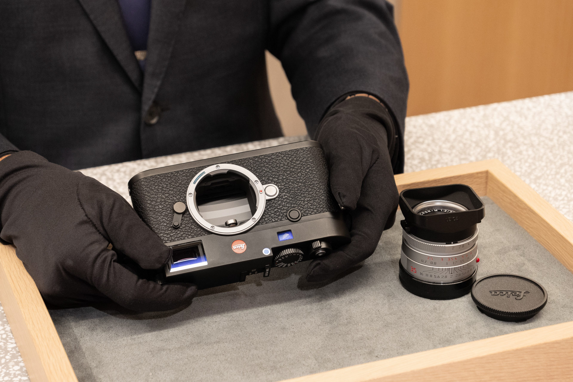 査定にあたり、持ち込まれたカメラやレンズの状態をスタッフが確認する