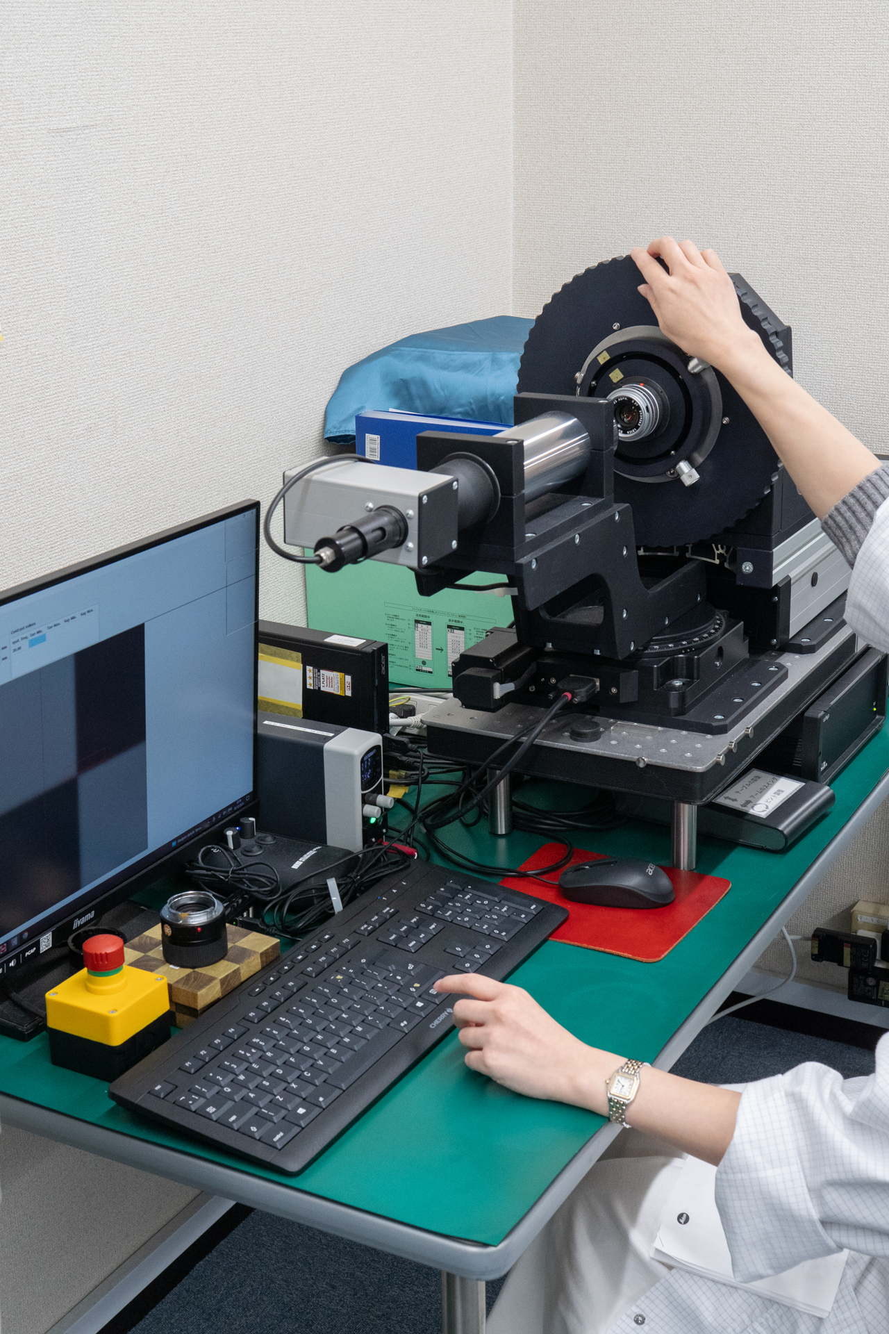 MTF測定器。デジタル世代のレンズを扱う場合は、測定機器側のマウント部もそれ用に取り換える。この周到さには正直感動した