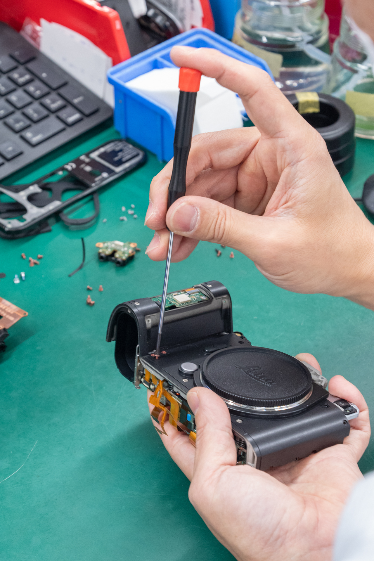 ちょうどライカSLシリーズを分解中だった。M型ライカのトップカバーを開けるのも、もちろん社外分解品扱いとなる。“これぐらい平気でしょ”と思うのは、むしろ危険性を知らないからだろう