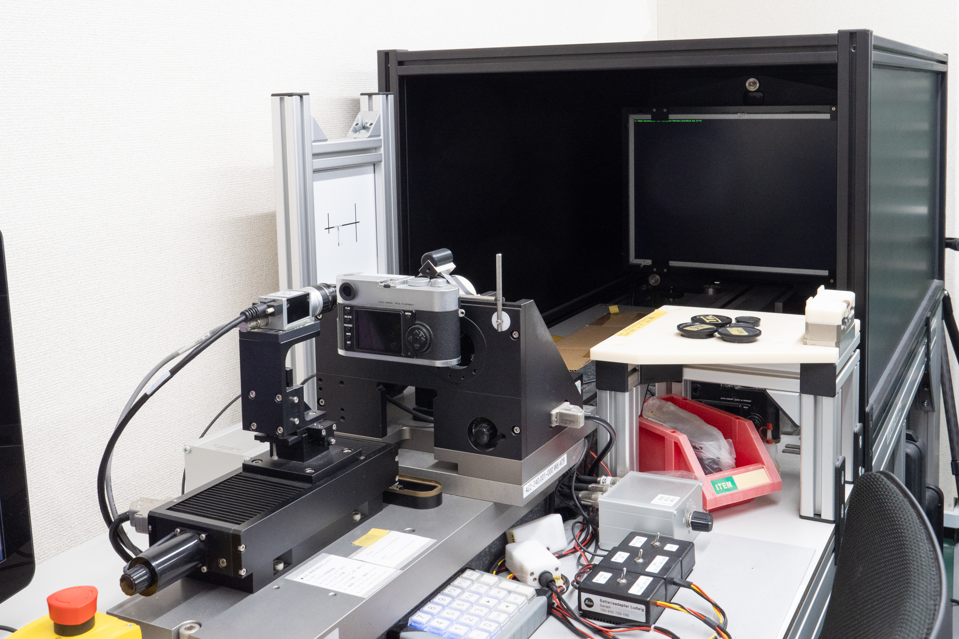 デジタル世代のM型ライカに向けて開発された、距離計まわりの測定機器「W6」。近年のMデジタルは、点検時にW6を使うようドイツから指定されている。そして、これを持っている国はごくわずかだ