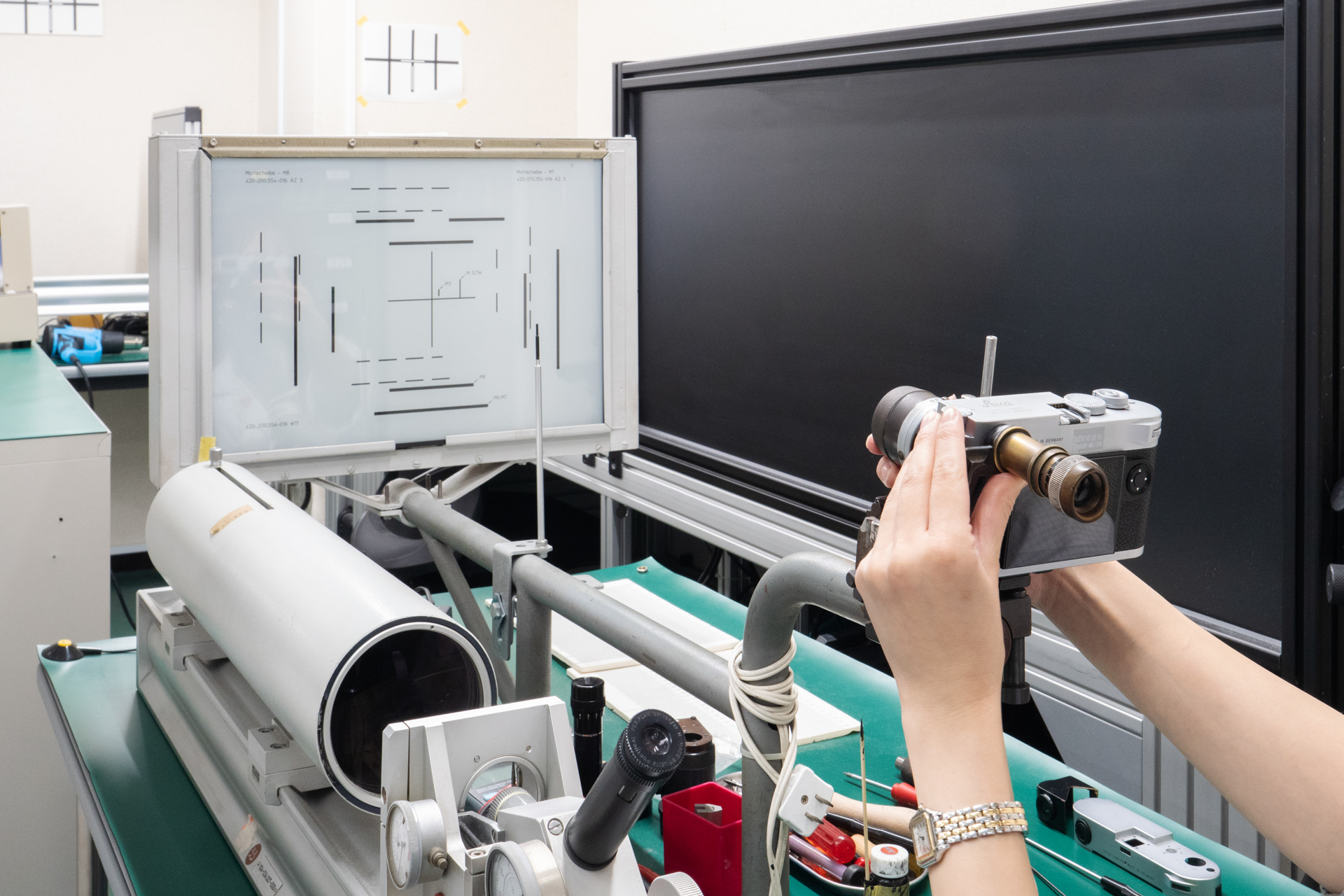 こちらはW6の先祖。奥のターゲットはブライトフレームのパララックス矯正を確認するため（W6は液晶モニターに表示）。少し古そうな見た目だが旧機種用に現役の測定機器で、精度が劣るものではないという