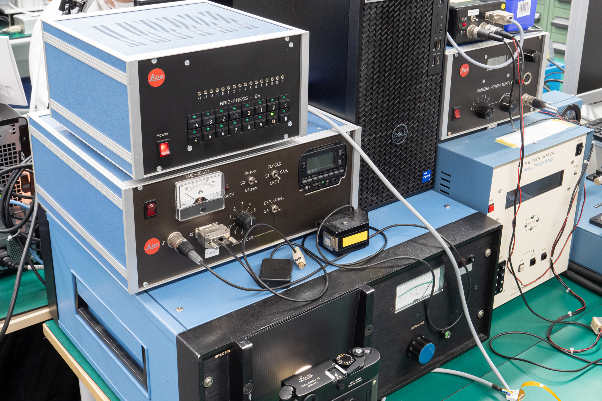 すごそうな（としか言えないぐらい専門的な）機械が並ぶ。日本製の機器を選ぶ場合でも、一度ドイツ本社で実機検証を経て承認を得る必要があるという。この過剰にも見える厳格さこそが、ライカの孤高さの一端かもしれない