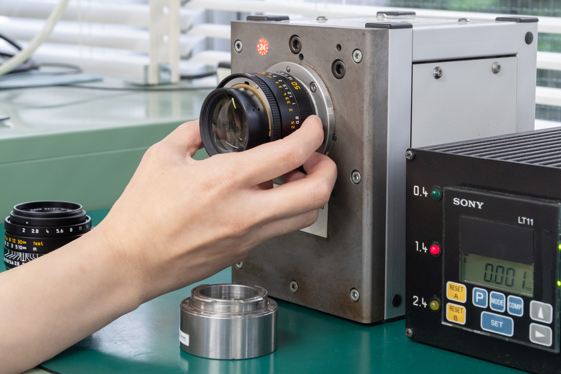 こちらはレンズカムの測定器。0.4/1.4/2.4のランプは、装着したレンズがどのブライトフレームを表示するかを示している