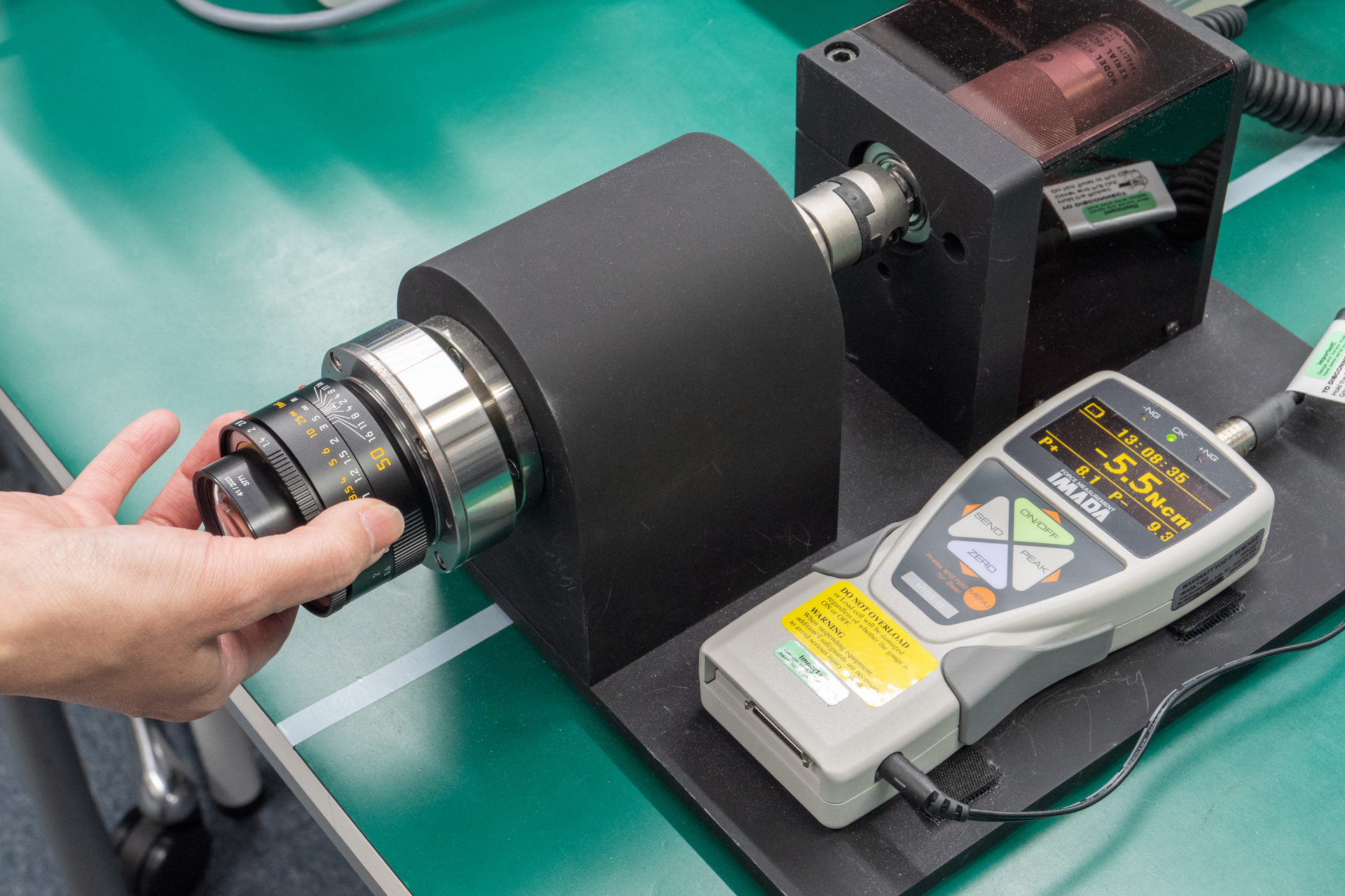 ピントリングの重さを可視化するトルク計。最も新しく導入された機器だという。単位は“ニュートン・センチメートル”