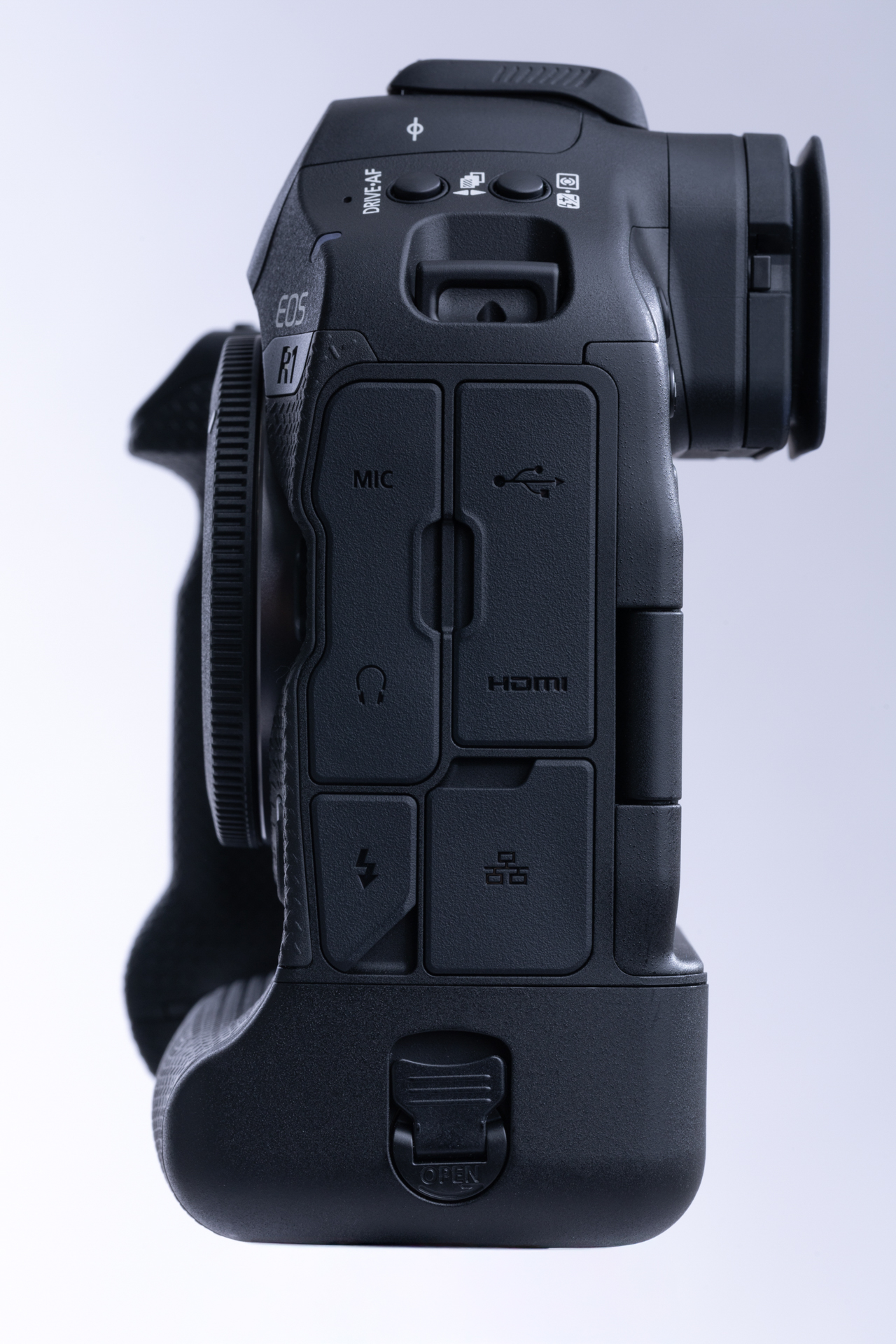 ボディ左側面は接続端子を集中配置。5つに分かれたゴム製カバーは、R3では指などで押さえていないとカバーが端子を覆ってしまっていたが、R1ではご覧の通り、すべての端子をきちんと開放できる。