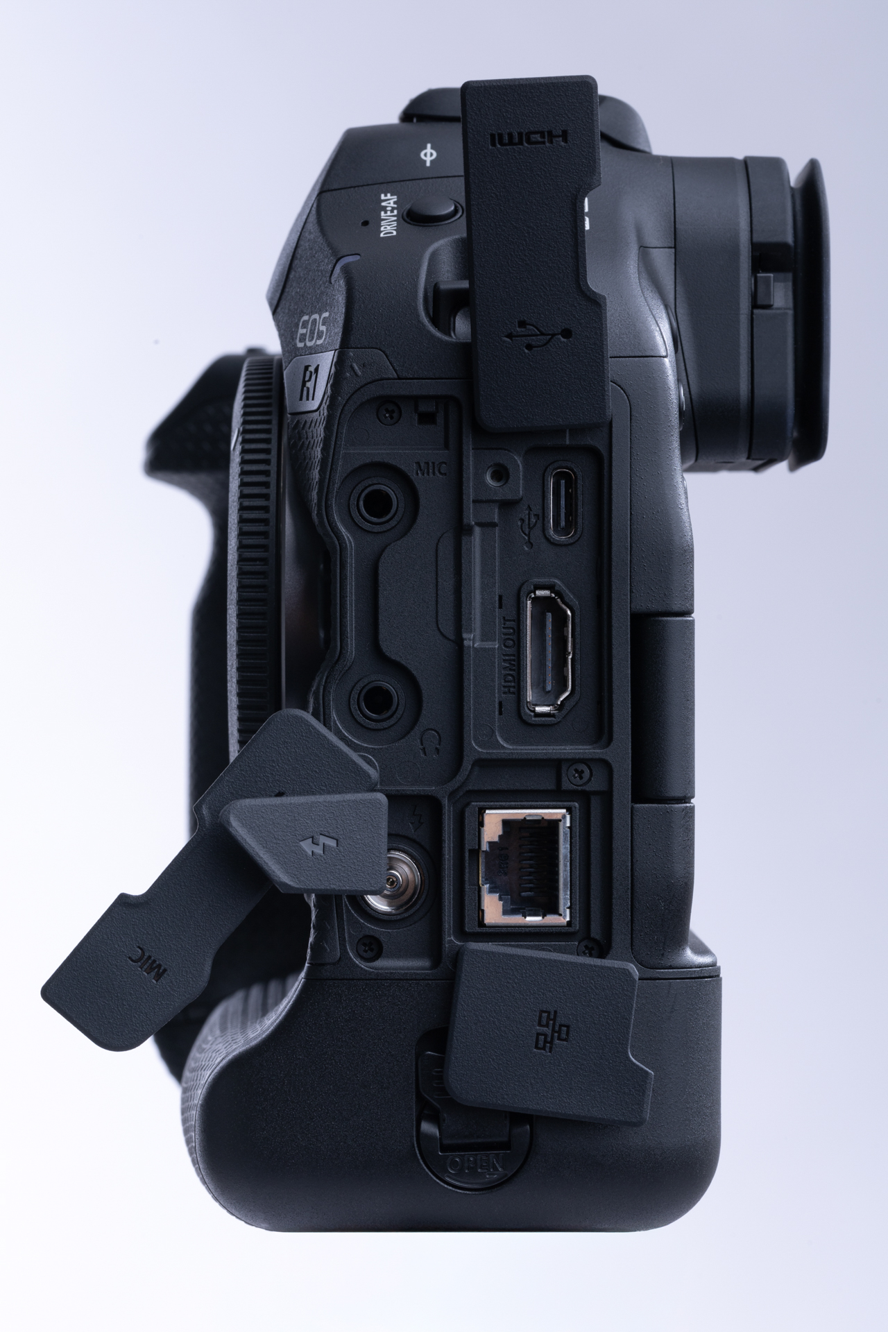 右上から充電と給電が可能なPD対応USB Type-C、HDMI、2.5GBASE-T対応Ethernet、左上から3.5mmステレオマイク、3.5mmステレオヘッドフォン、シンクロ端子。中でもHDMI端子は標準サイズのAタイプを採用。信頼性と耐久性の高いものでこれまでのミニやマイクロに比べて歓迎されるところだ