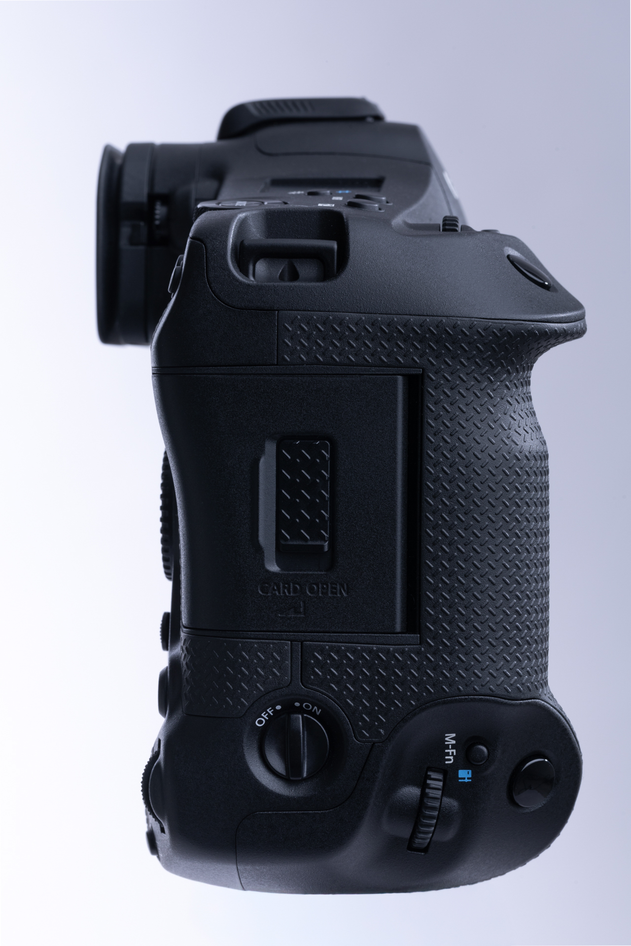 ボディ右側面。1系ではお馴染みであったがR3になかったものとしてカードスロットカバーのロック機構と回転式の縦位置ボタンのロックスイッチがどちらも復活。カードスロットカバーはスライドレバーを下にスライドしてから、左にスライドするロック機構で安全性を高めている