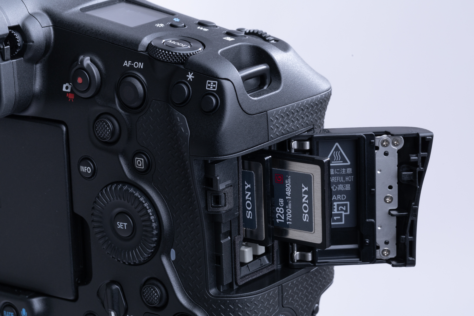 メモリーカードスロットはCFexpress Type Bカードのデュアル仕様。これによってバックアップ用に2枚同一書き込みをしてもパフォーマンスは低下しない