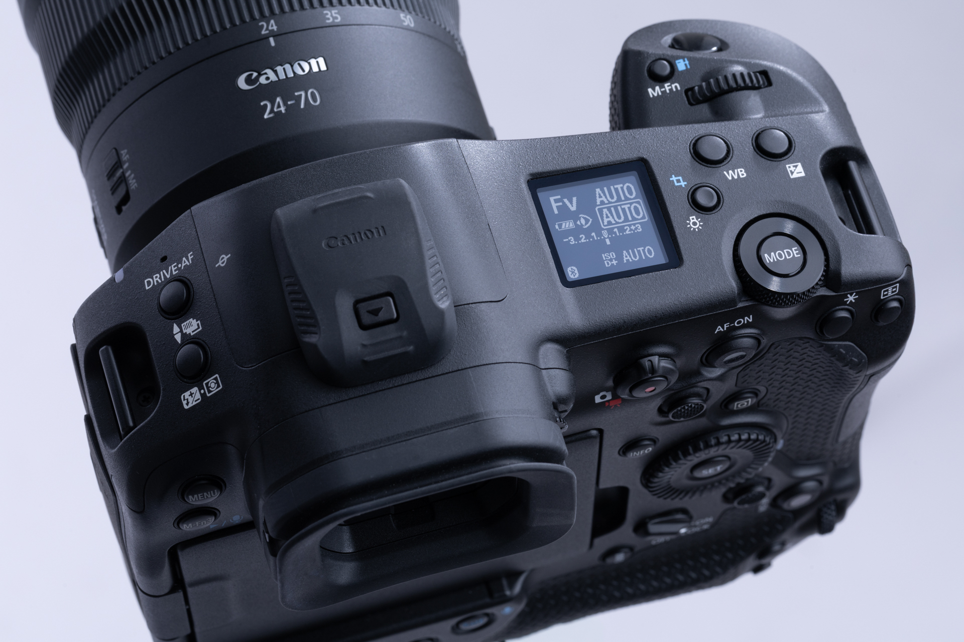 上面右部分にはWBボタンが追加。ホットシューカバーは外れにくいロックボタン付きに変更された。このカバー、外れにくくて困るという声をよく聞くのだが、ロックボタンはごく軽い力で押し（ここが大きなポイント！）、Canonロゴ上の2本線の部分を後ろにスライドすれば簡単に外せるので、同様のカバーが付いているR5 Mark IIユーザーも試していただきたい