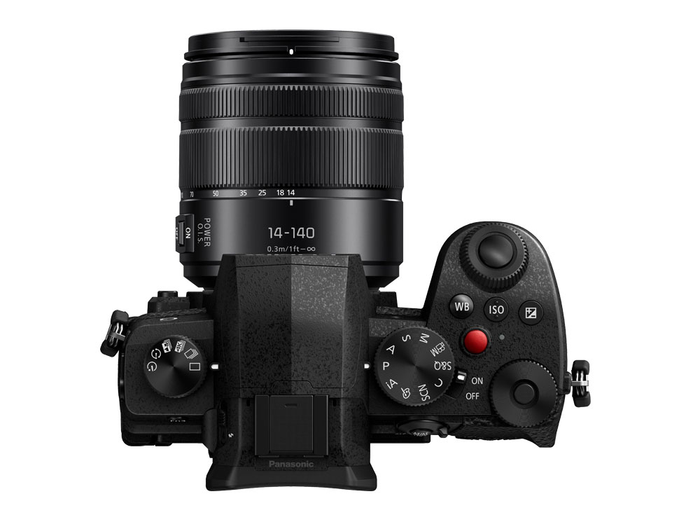 「LUMIX G VARIO 14-140mm / F3.5-5.6 II ASPH. / POWER O.I.S」を装着（以下同）