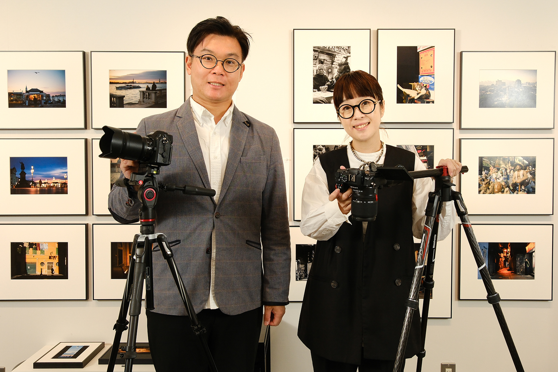 左から上田晃司さん、コムロミホさん。<a href="https://www.monography.shop/">MONO GRAPHY CAMERA & ART</a>で開催中のお2人の写真展、上田晃司「Venice」コムロミホ「Macao」を背景に