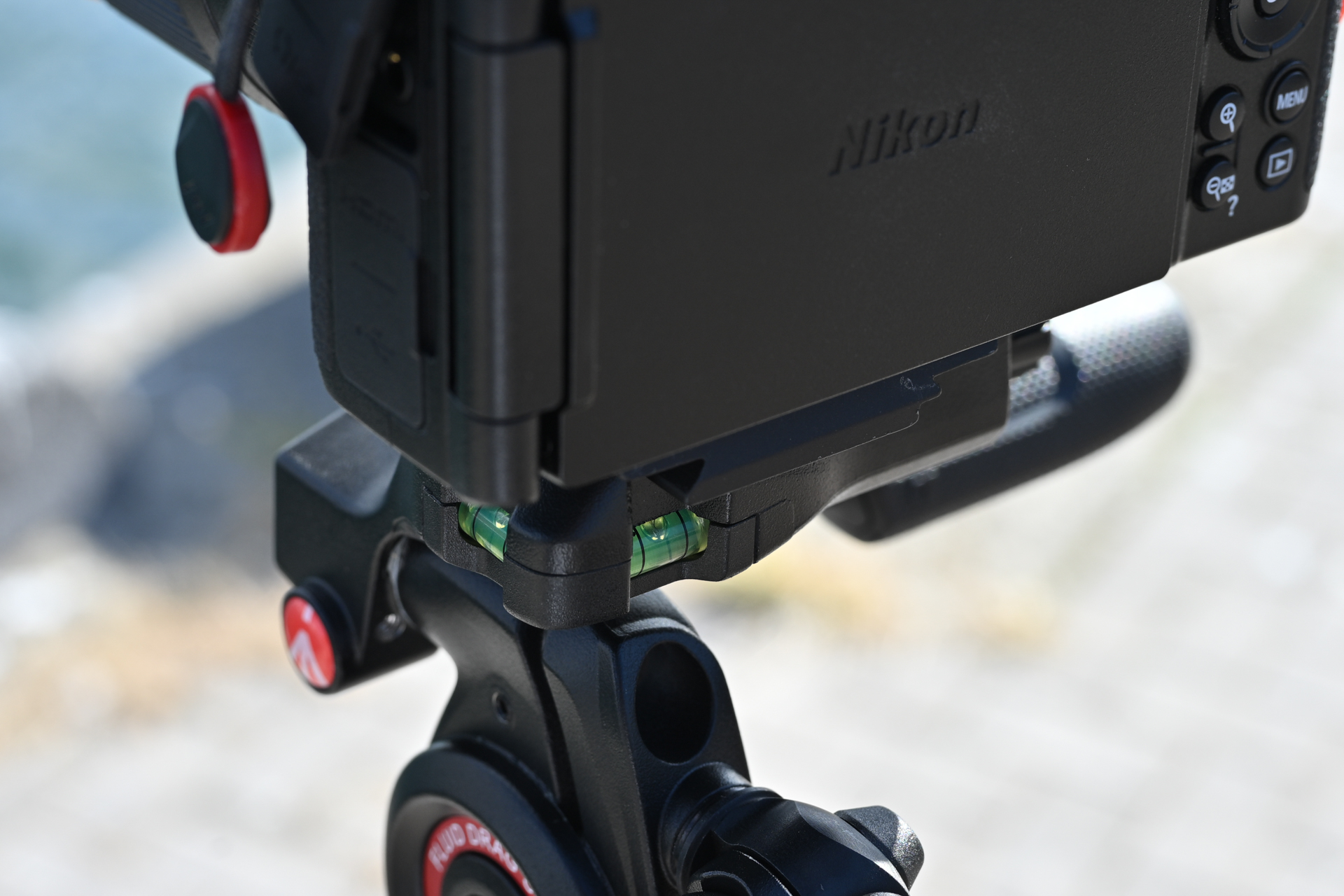 バルブ式の水準器を水平・垂直の2基搭載