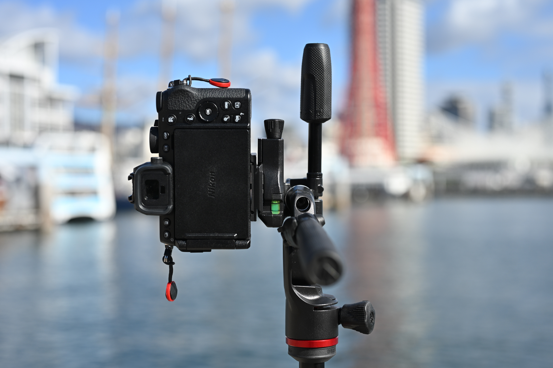 単体で縦位置での撮影が可能。一般的なビデオ雲台にはない機能だ