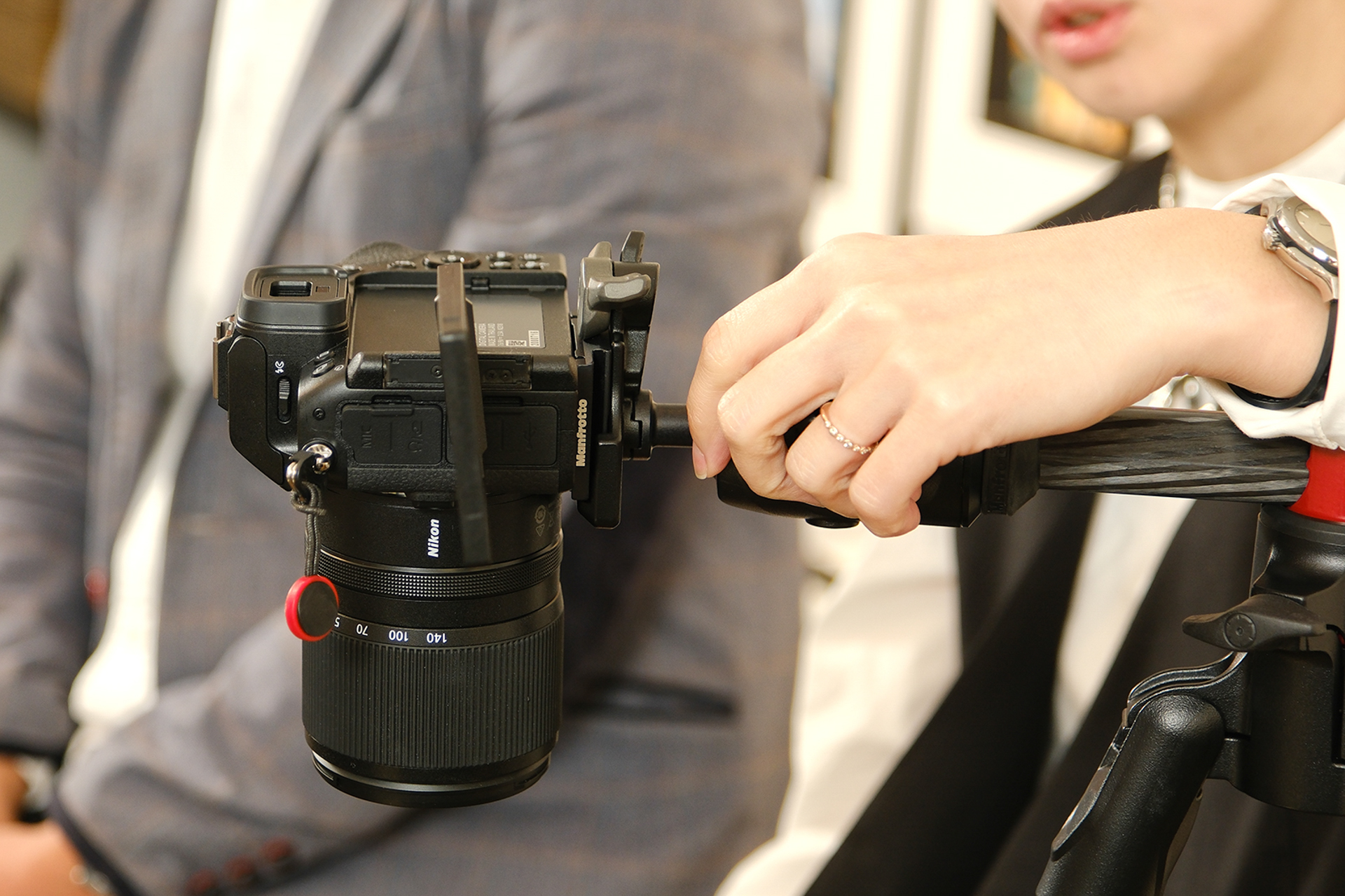 しっかり止まり、さらにフリクションコントロールにも対応する「MH496-BHセンターボール雲台」