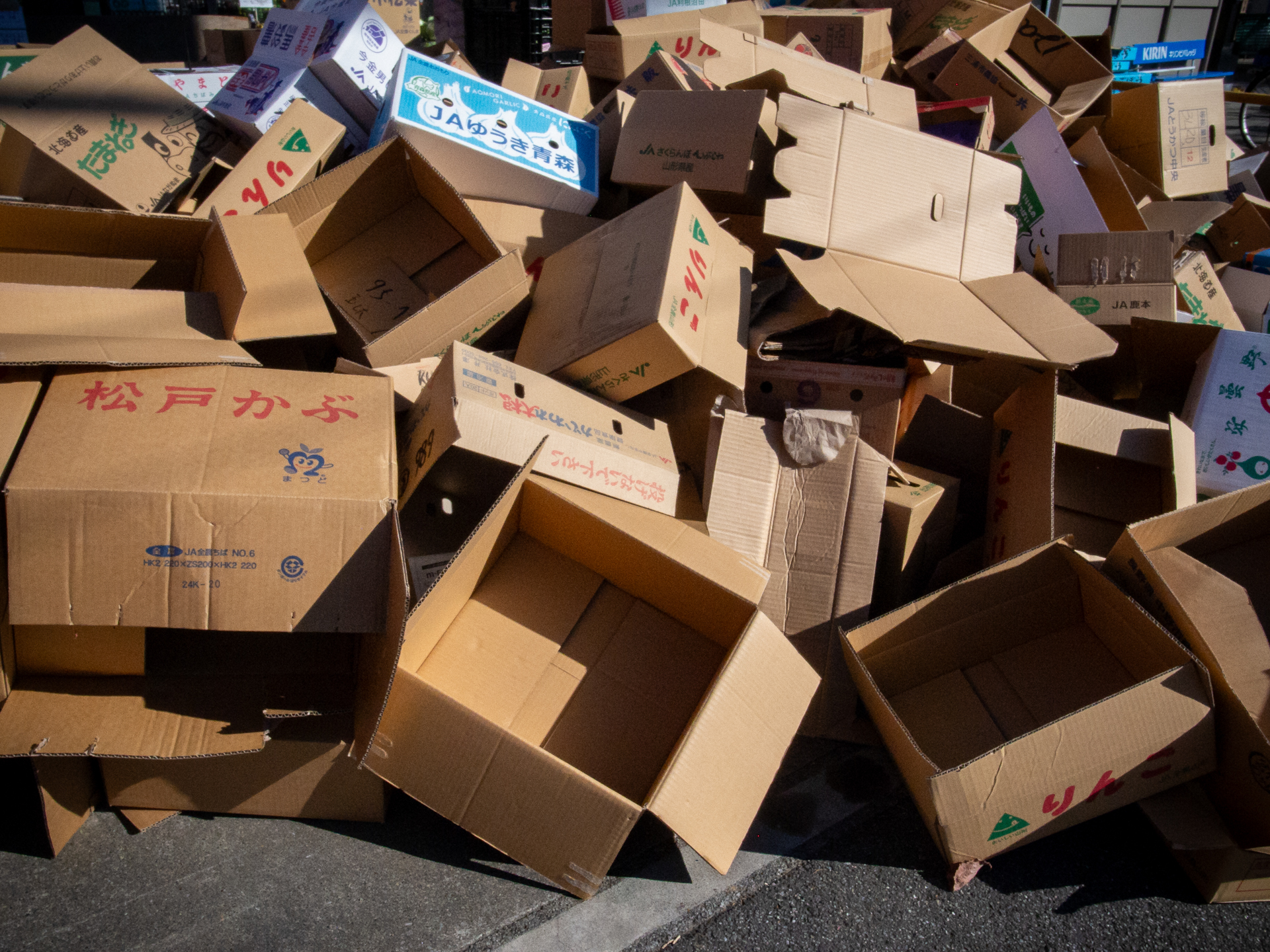 市場にて。少しエッジがユルく感じます。筆者はスナップ撮影ではISO 400を基準としているので、天気の良い日は過剰に絞り込まれてしまい回折によってシャープネスが損なわれることがあります。注意が必要かも。<br><span class="fnt-85">GR DIGITAL IV／6mm（28mm相当）／プログラムAE（1/1,600秒、F9.0、−0.7EV）／ISO 400</span>