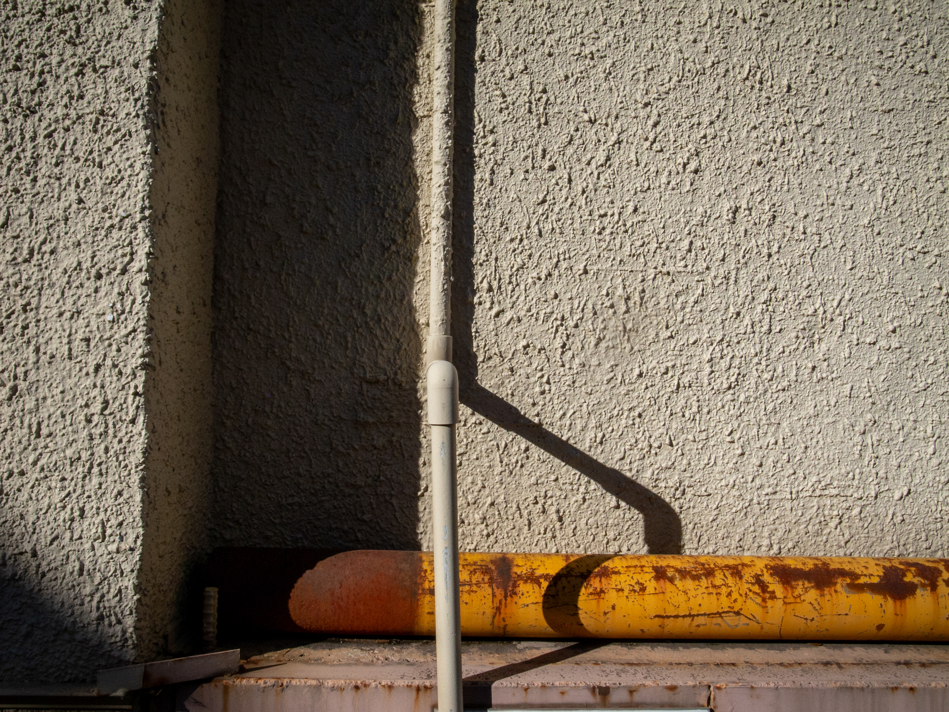 至近距離だと絞り込まれても問題のない切れ込みですね。壁のディテールの描写はかなり好みです。光線状態でも見た目のシャープネスが変わってきます。<br><span class="fnt-85">GR DIGITAL IV／6mm（28mm相当）／プログラムAE（1/1,250秒、F8.0、±0.0EV）／ISO 200</span>