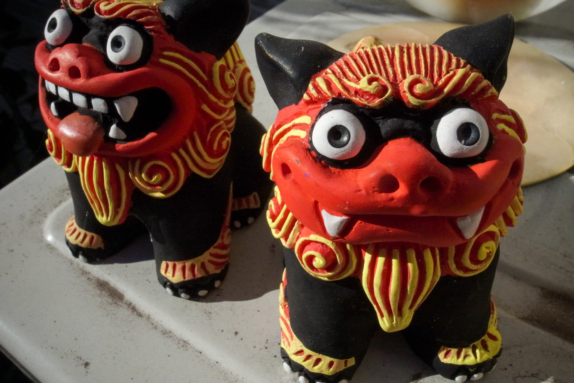 歩いていたら、エアコンの室外機の上に小さいシーサーを発見。思い切り寄って撮影。嬉しい大きさになりました。通りすがりの人が不思議な顔をして後ろから覗き込みますが知ったことではありません。<br><span class="fnt-85">GR DIGITAL IV／6mm（28mm相当）／プログラムAE（1/1,600秒、F9.0、−0.7EV）／ISO 400</span>