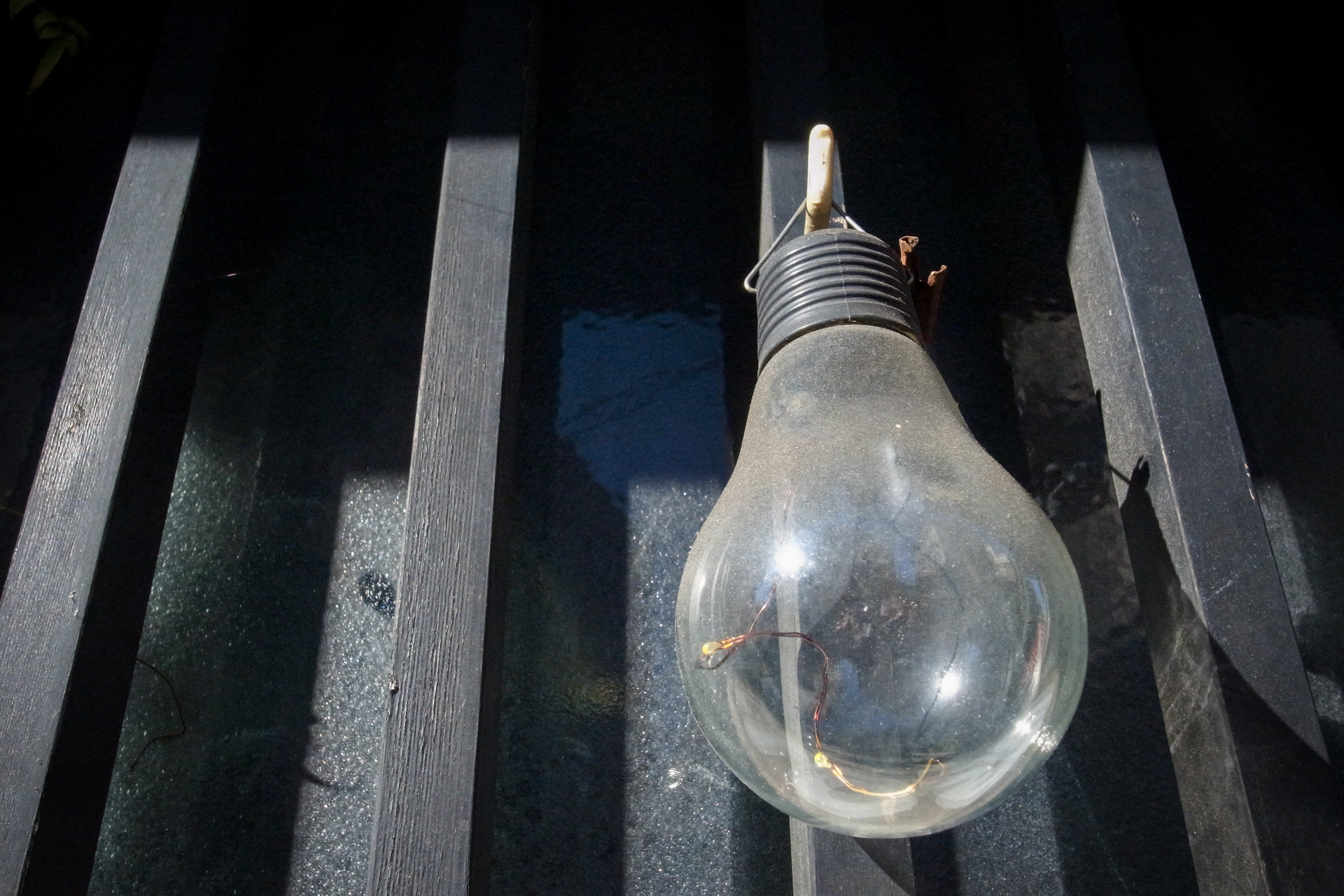 飲食店前の飾りの電球。これもかなり近寄っていますが、パンフォーカスといって良い描写です。実焦点距離の短いレンズも使いようですよね。<br><span class="fnt-85">GR DIGITAL IV／6mm（28mm相当）／プログラムAE（1/640秒、F5.6、−0.7EV）／ISO 400</span>