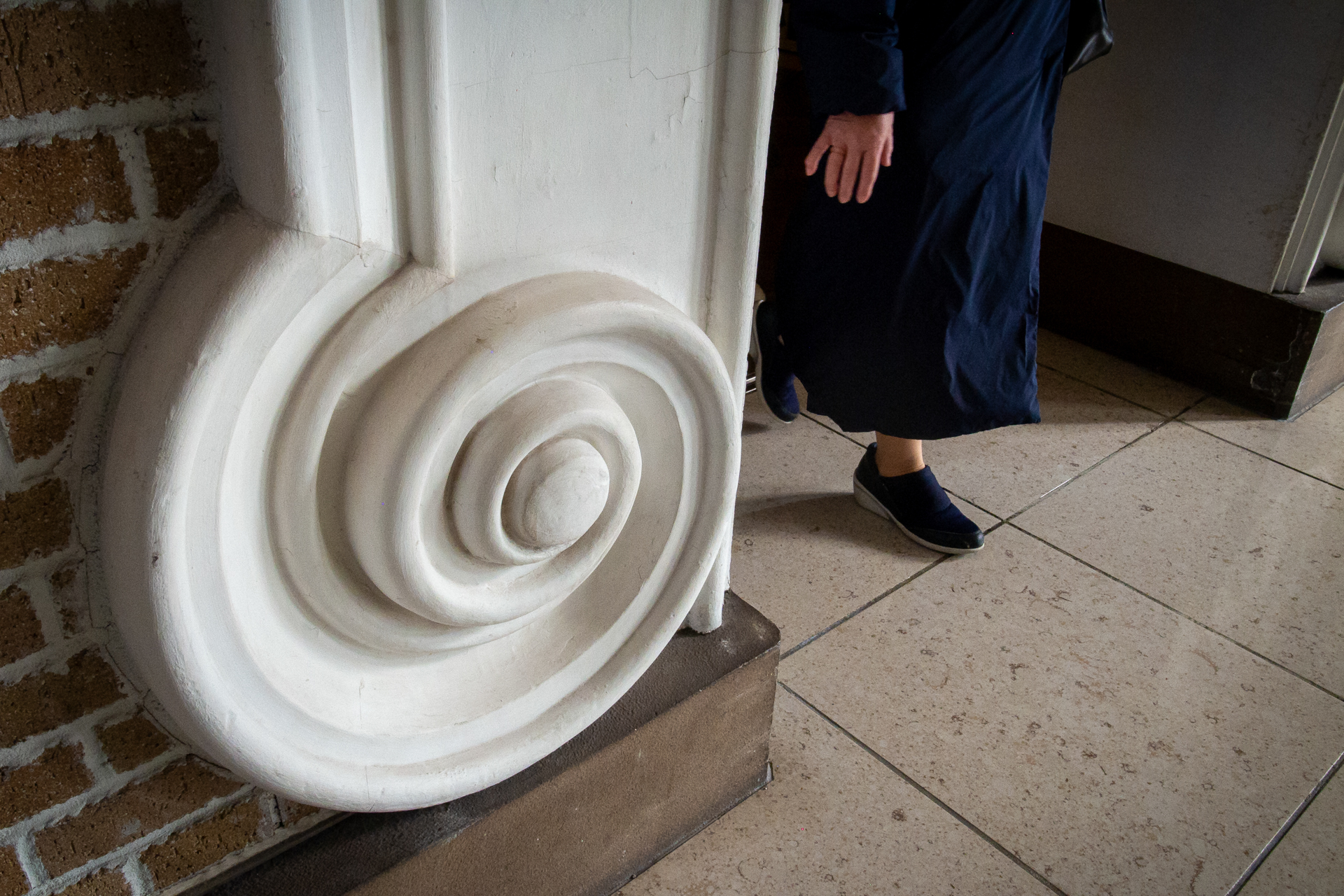 柱の飾りが綺麗なので撮影していたら、いきなり足が現れ、条件反射的にシャッターを押してしまいました。<br><span class="fnt-85">GR DIGITAL IV／6mm（28mm相当）／プログラムAE（1/500秒、F5.0、±0.0EV）／ISO 400</span>