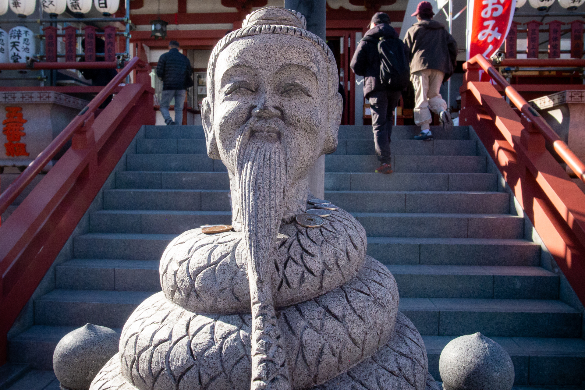 宇賀神さま。2025年の干支に合わせてでしょうか上野不忍池の弁天堂でお見かけしましたので撮影させていただきました。なかなかユニークな容姿でありますね。ぐっと寄って撮影してみましたが、被写界深度が深いので背景の様子もよくわかります。<br><span class="fnt-85">GR DIGITAL IV／6mm（28mm相当）／プログラムAE（1/600秒、F6.3、−0.3EV）／ISO 400</span>