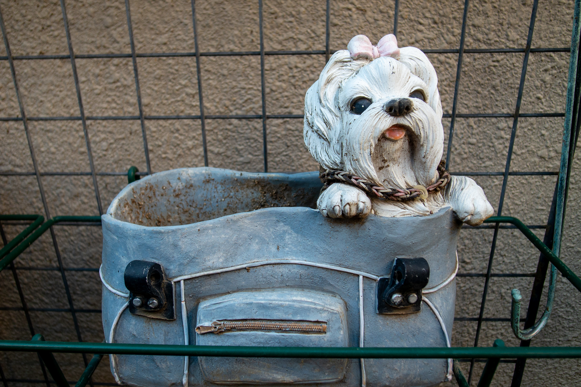 軒先のオブジェ。これもマクロ領域なんですが、そのまま撮れてしまい。あまり条件はよくないのですが、描写は優れています。歪曲も目立ちません。<br><span class="fnt-85">GR DIGITAL IV／6mm（28mm相当）／絞り優先AE（1/90秒、F2.2、−0.3EV）／ISO 100</span>