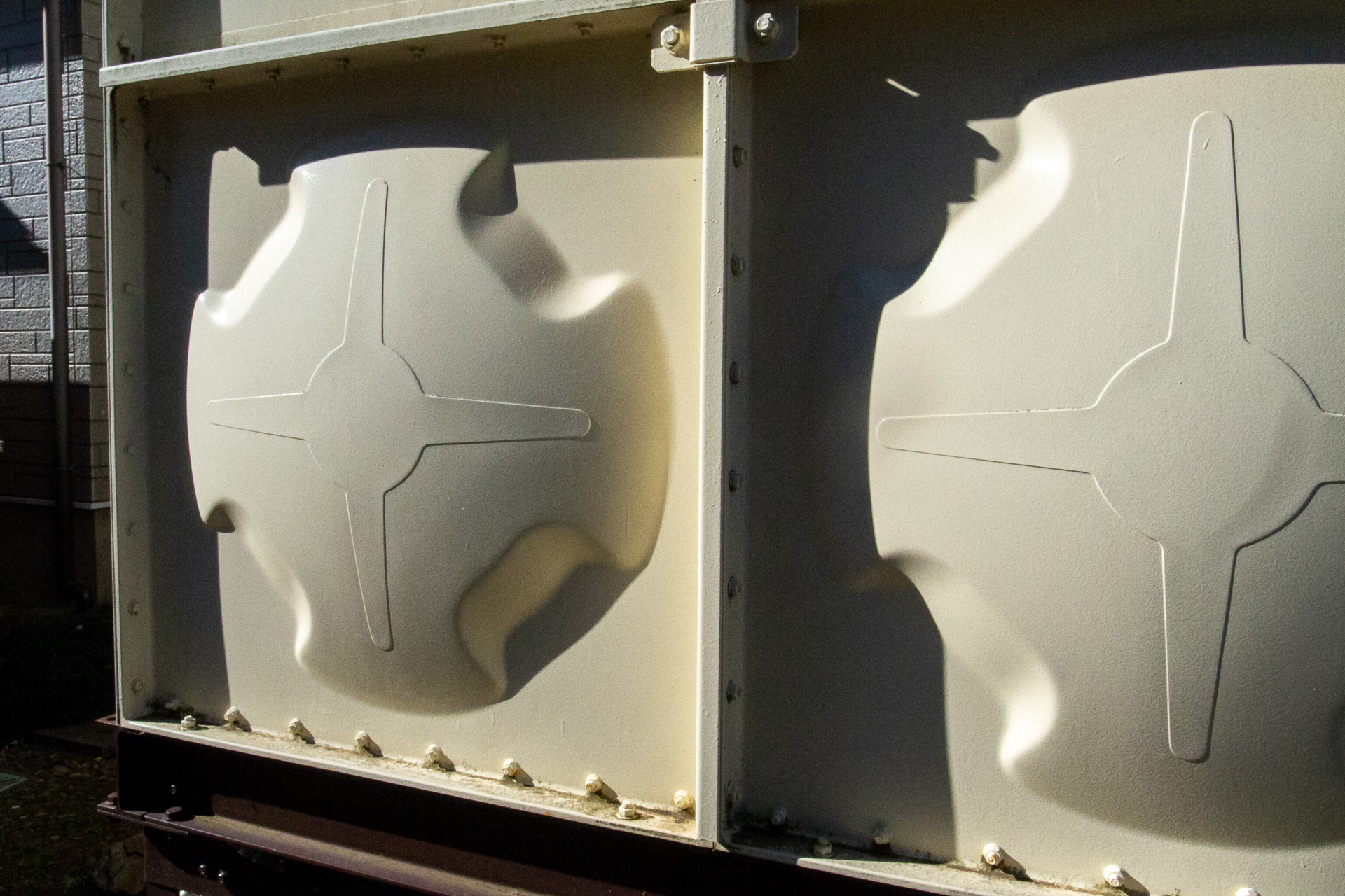 なんのことはありません、ただの給水タンクなんですが、表面の質感が見たくて、シャッターを押したという。いや、いい描写です。<br><span class="fnt-85">GR DIGITAL IV／6mm（28mm相当）／プログラムAE（1/2,000秒、F9.0、−0.7EV）／ISO 400</span>