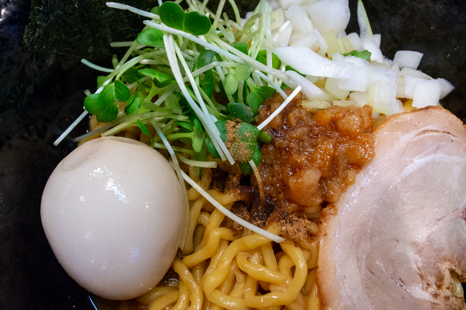 カラダのためには、まぜそばとか食べてはいけませんが、作例のためですからしかたない。見境いなく寄れるカメラですから、いい気になりすぎて、チャーシューにレンズが当たらないように注意せねばと。被写界深度は深いですねえ。良い描写です。<br><span class="fnt-85">GR DIGITAL IV／6mm（28mm相当）／プログラムAE（1/125秒、F2.5、−0.7EV）／ISO 400</span>