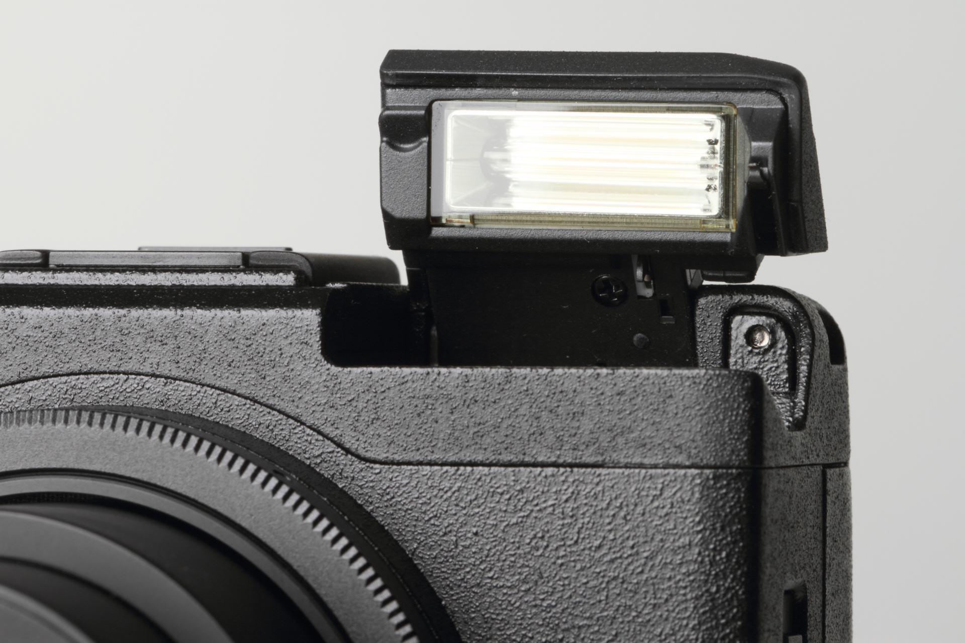 内蔵ストロボはポップアップ式。調光補正や、マニュアル発光。先幕に加え、後幕シンクロも選べます。配光特性はなかなか優れていますね。現役時代はほとんど使用していなかったのですが、今回使用してみたらイケますぜ。