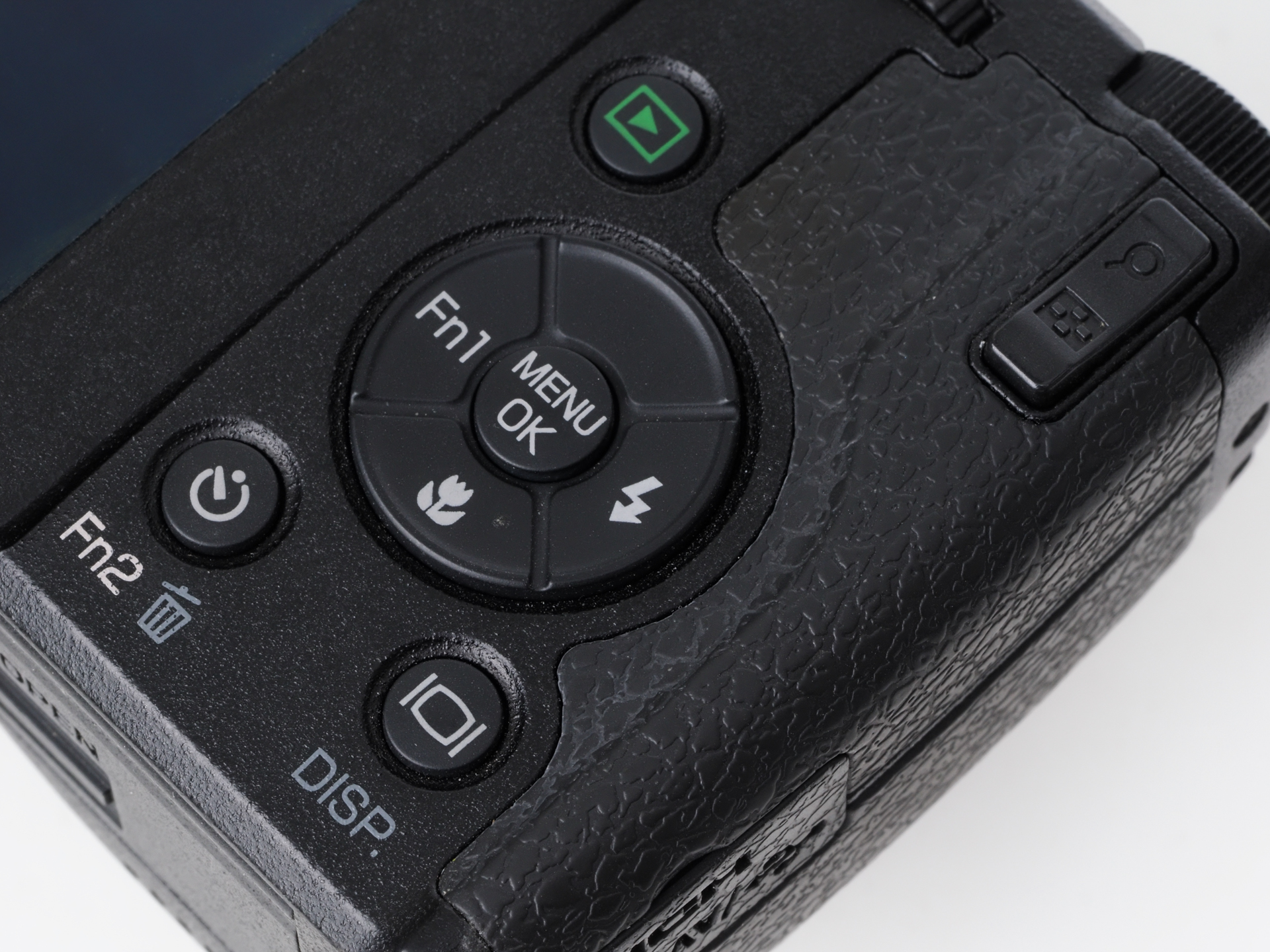 背面の十字キーや拡大ボタンなどはGR IIIの配置と異なるのですが、直感的に使えますから問題はないですね。GR IIIよりも使いやすいと感じるところもあり。