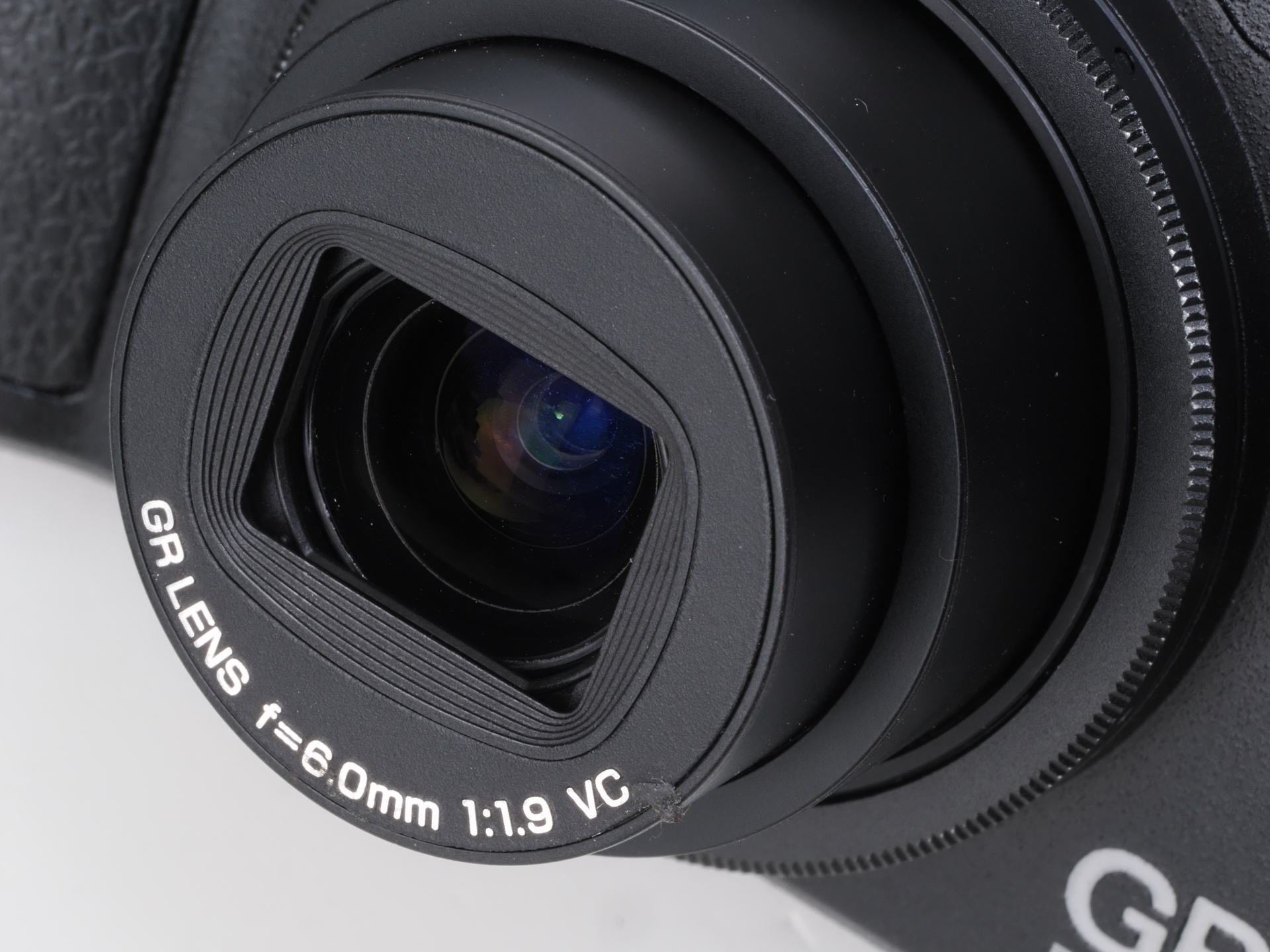 レンズの名称はGR LENS 6.0mm F1.9です。35mm判換算、28mm相当になる画角も重要かもしれませんが、実焦点距離の特性をどこかアタマに入れて撮影した方がうまく使いこなせるように思います。