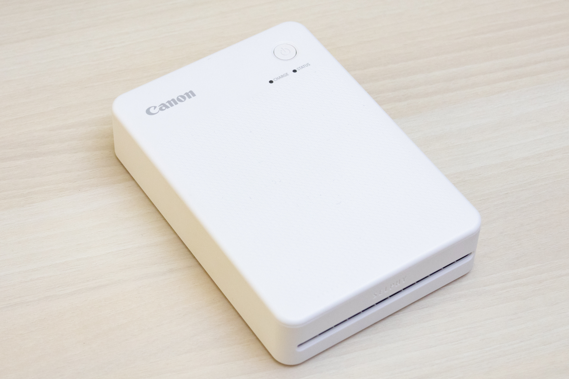 SELPHY QX20。スマートフォン専用のモバイル型“高画質”ミニフォトプリンター。カード/スクエアの2種類のシール紙に対応する。オーバーコートで水濡れにも強く、iNSPiCと比較して画質にこだわりたい人におすすめ