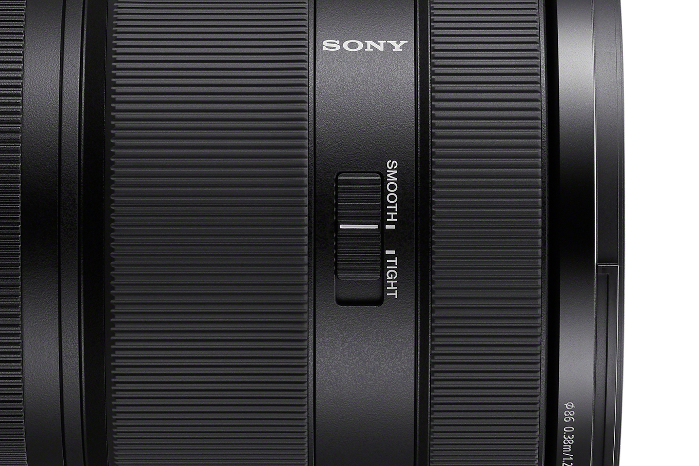 鏡筒に備わるズーム操作感切り換えスイッチ。操作感を変更できるほか、移動時にレンズの不要な繰り出しも防げる。