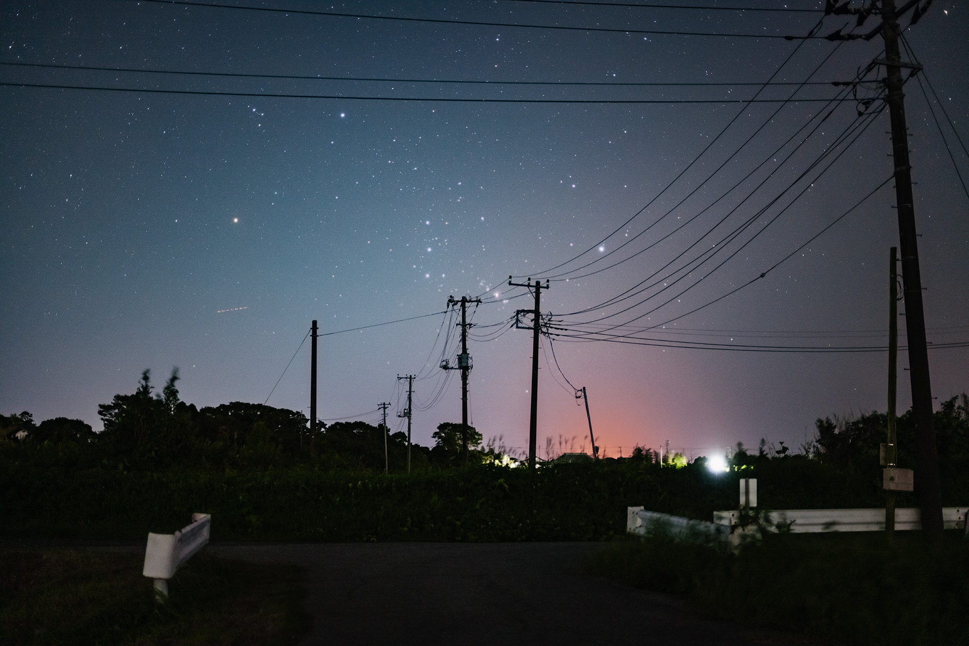 登り始めたオリオン座。大自然の中の星景写真もいいけど、こういう日常風景の中の星景も好きなんですよ。特に電線が好き。家をふらっとでかけて見上げた夜空に季節を感じるんですな<br>ニコンZ8／NIKKOR Z 40mm f/2／マニュアル露出（10秒・F2.0）／ISO 1600