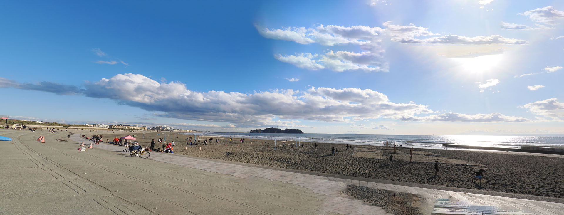 水平方向の回転機能を利用して適当にカメラを振り、PCでつなげてパノラマ写真を作ってみた。ステッチにはAdobe Photoshop CCを用いたが、PhotoshopのAIが気を利かして勝手に足りないところを補ってくれた<br>OM-1／LUMIX G VARIO 14-45mm F3.5-5.6 ASPH. MEGA O.I.S.／16mm（32mm）／（1/640秒、F11）／ISO 200