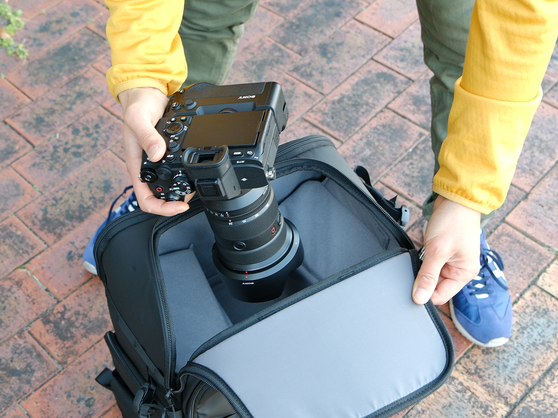 バックパックを下ろした状態で機材を素早く取り出せるトップアクセス