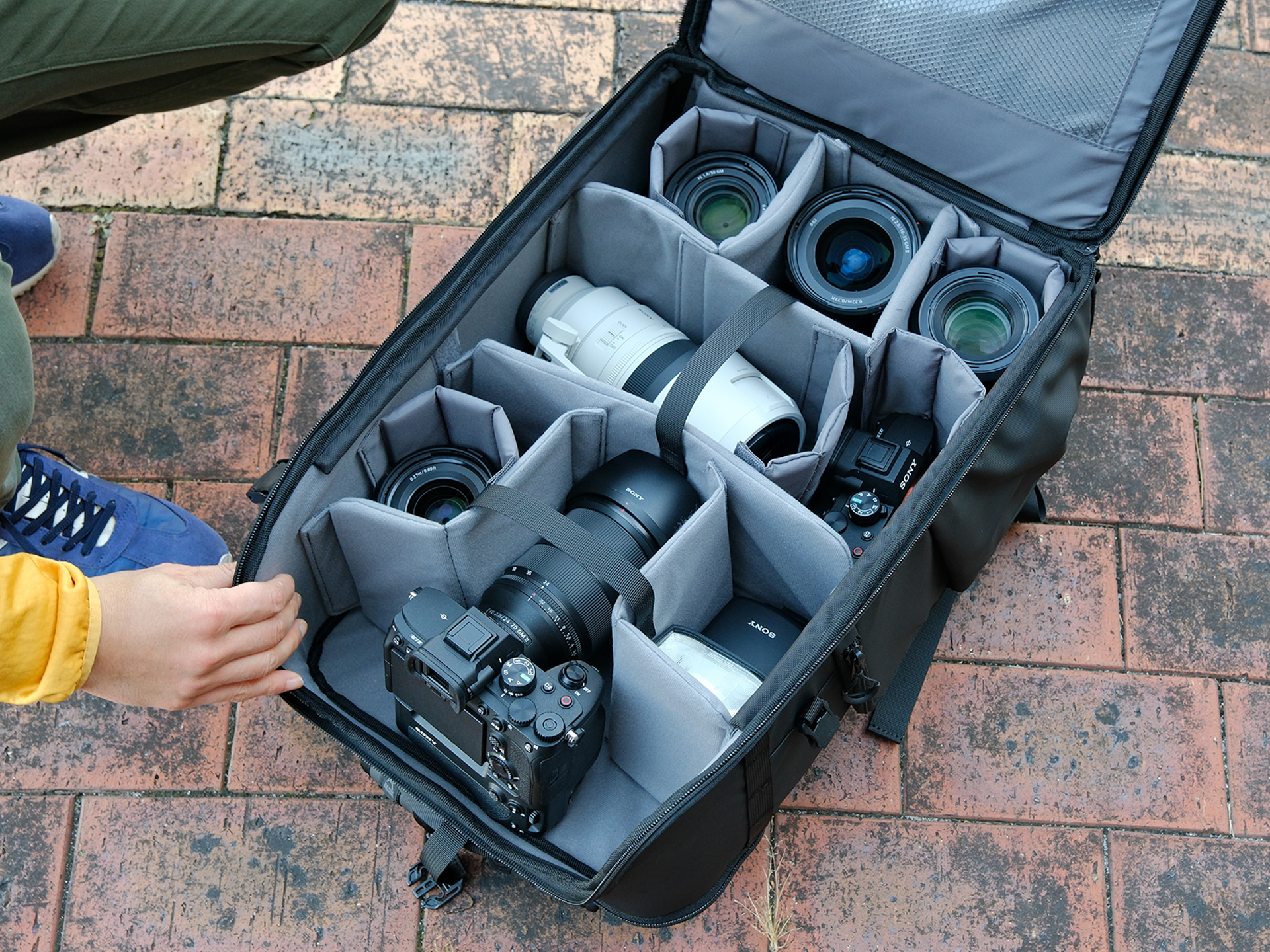 26リットルモデルの収納例。VC-C4EM（バッテリーグリップ）とFE 24-70mm F2.8 GM IIを装着したα7 IV、FE 16-35mm F2.8 GM II、FE 70-200mm F2.8 GM OSS II、FE 35mm F1.4 GM、FE 50mm F1.4 GM、FE 90mm F2.8 Macro G OSS、HVL-F60RM2、α7 IVを格納した状態