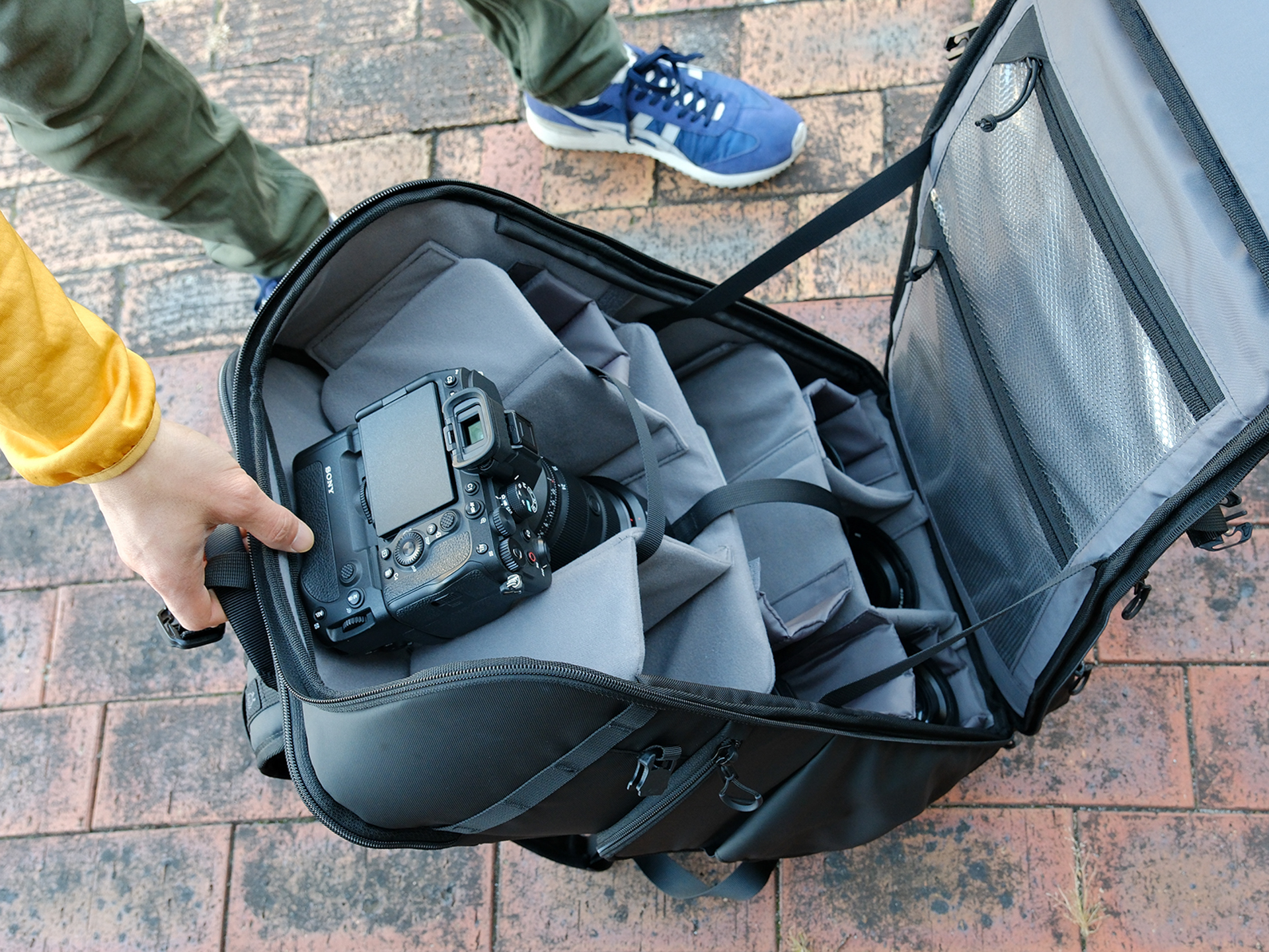 一気に開かないようにするベルトを装備（26リットルモデル）