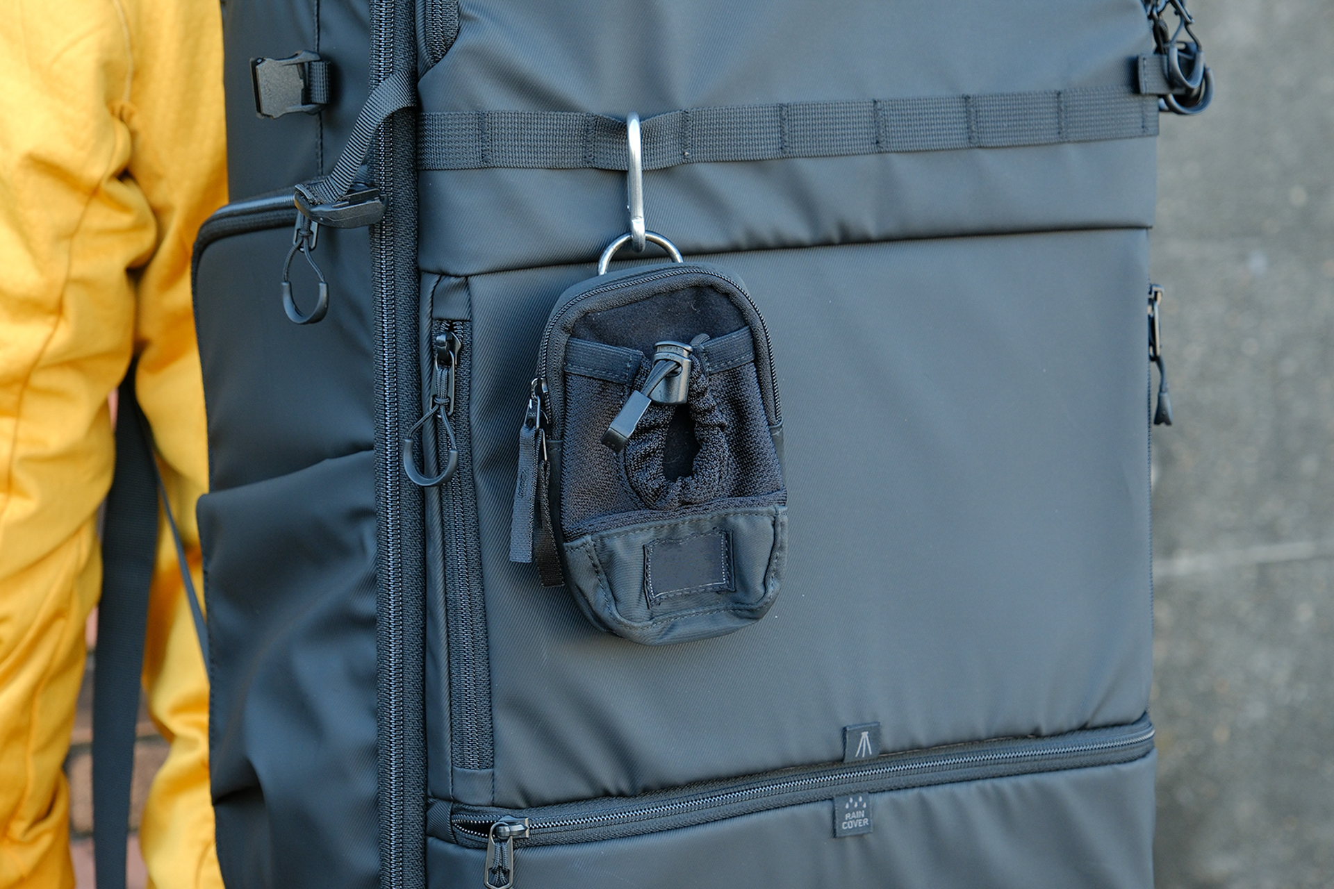 デザイン上のアクセントともいえるデイジーチェーン。ポーチなどを装着できるなど実用性も高い