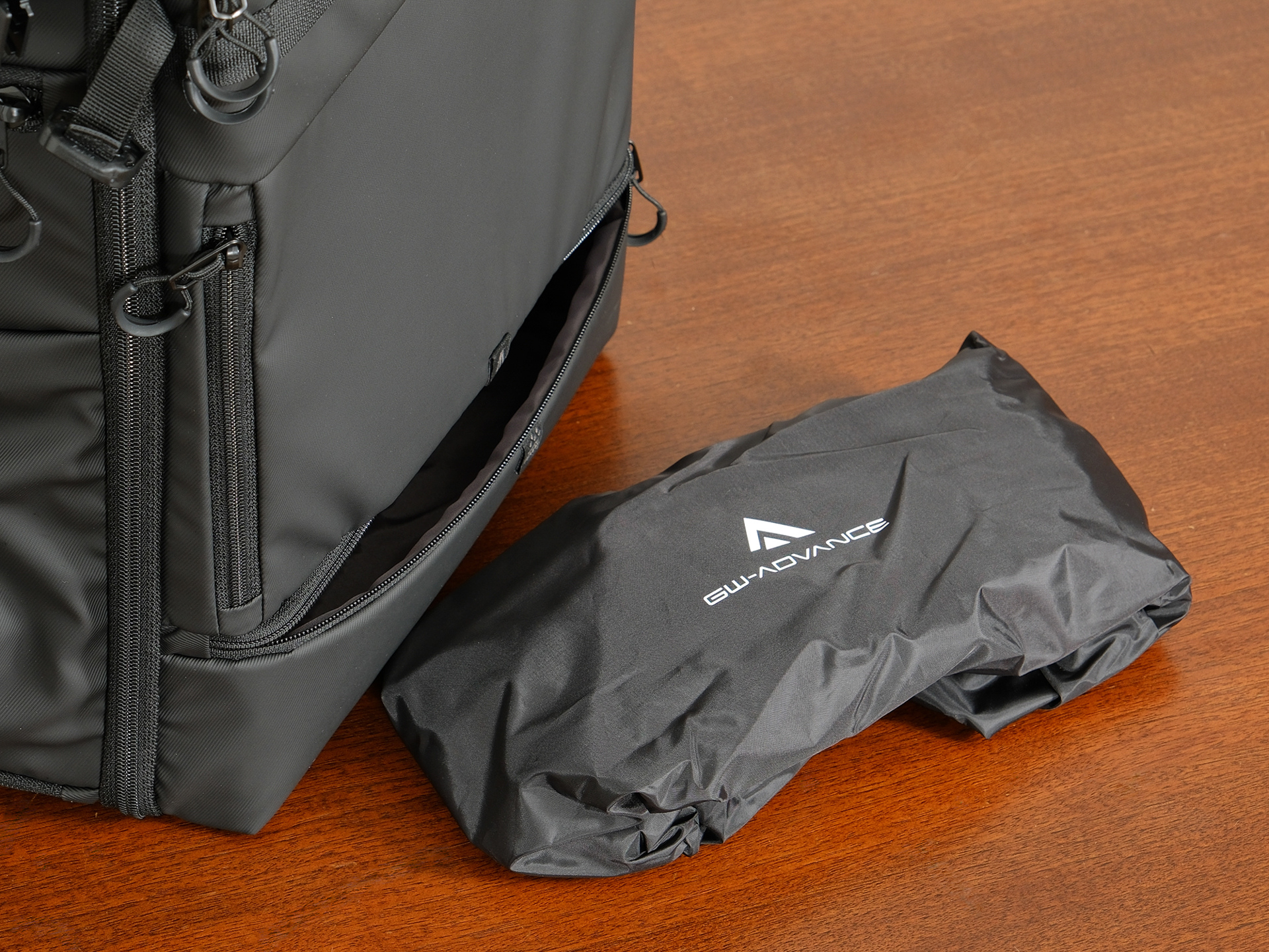 首元まで覆うレインカバーが魅力的。機材を守るだけでなく、バックパックと体の隙間に雨が極力入ってこないのはうれしい