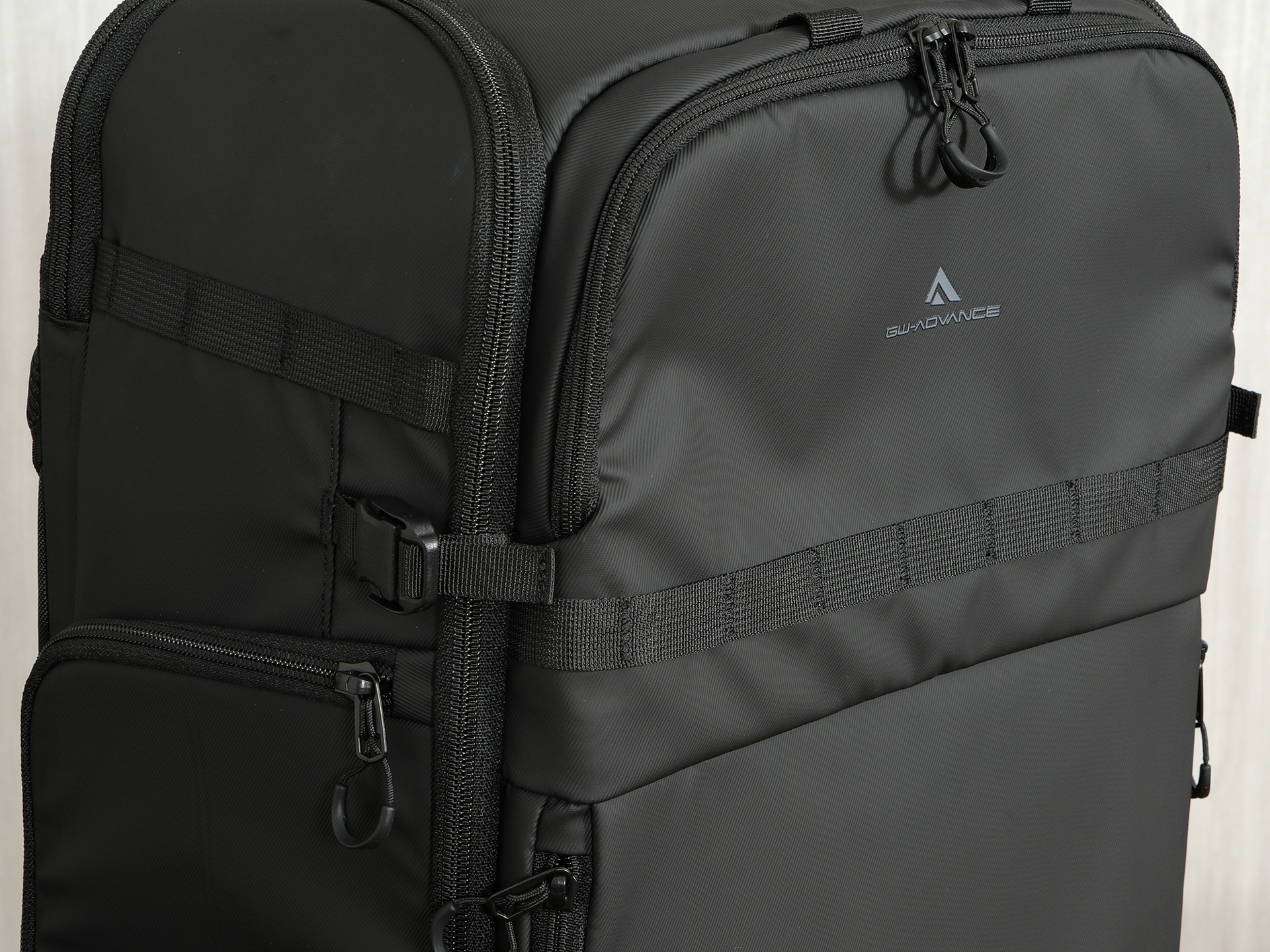 ファスナーストッパーがあるので、上側を少しだけ開くような使い方も可能